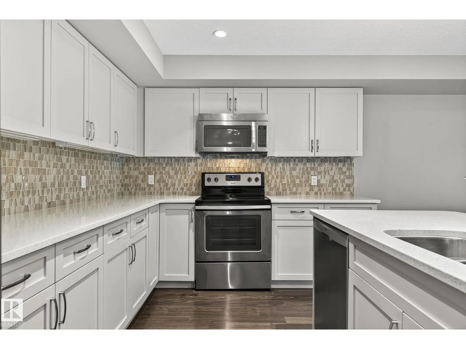 #102 5029 EDGEMONT BV NW