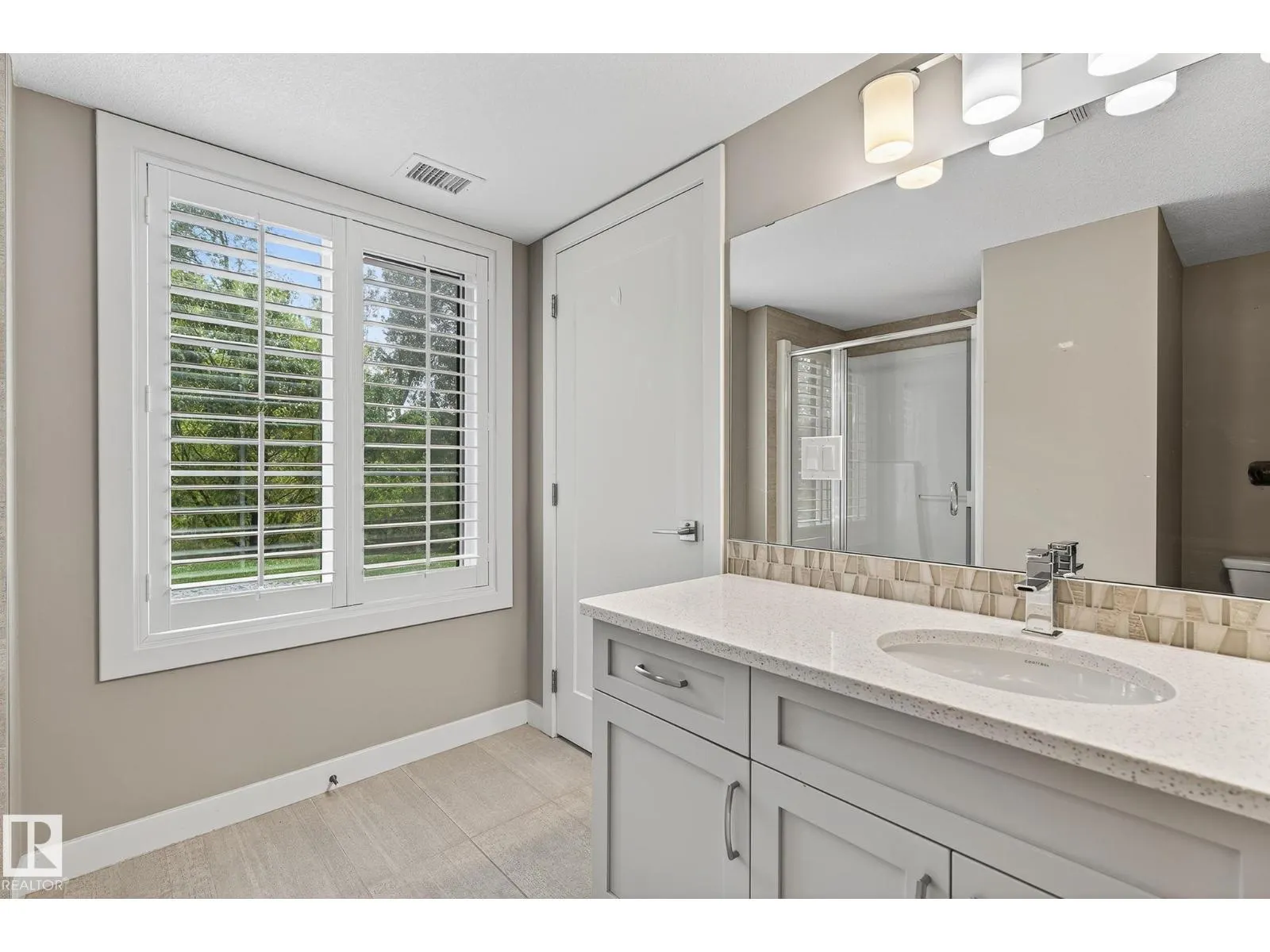 #102 5029 EDGEMONT BV NW