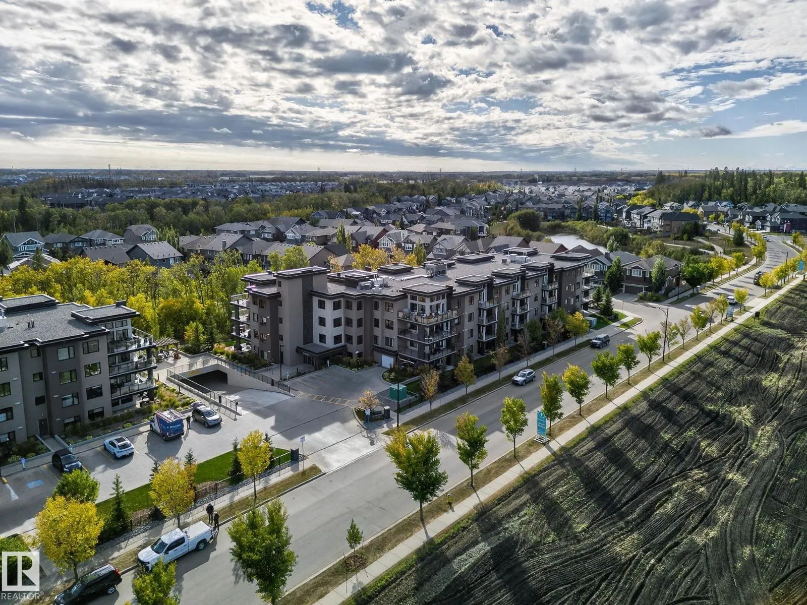 #102 5029 EDGEMONT BV NW