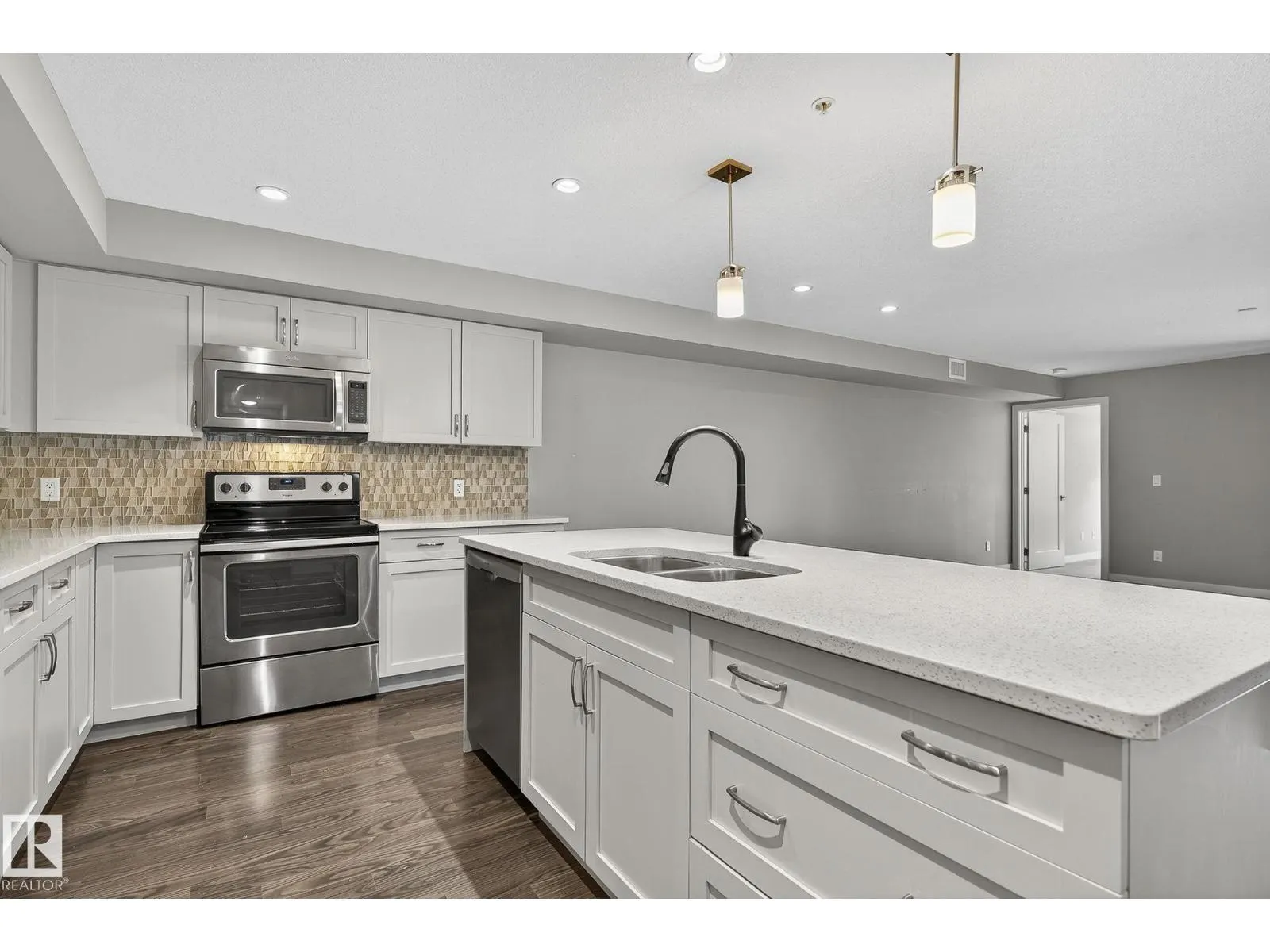 #102 5029 EDGEMONT BV NW