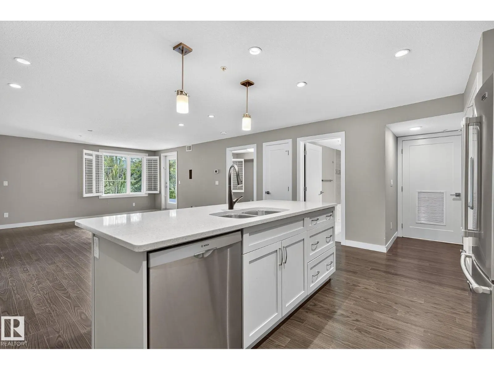 #102 5029 EDGEMONT BV NW