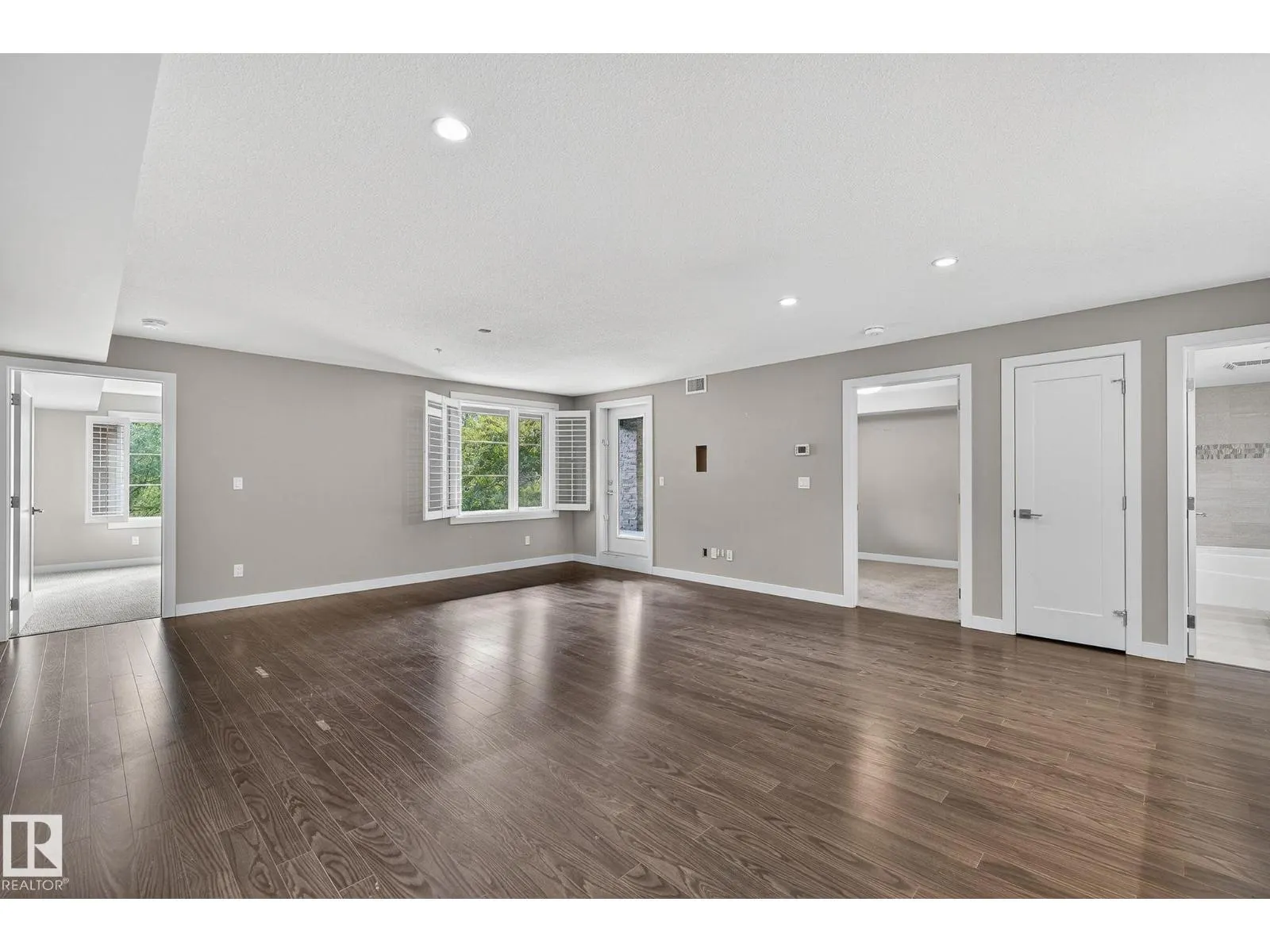 #102 5029 EDGEMONT BV NW