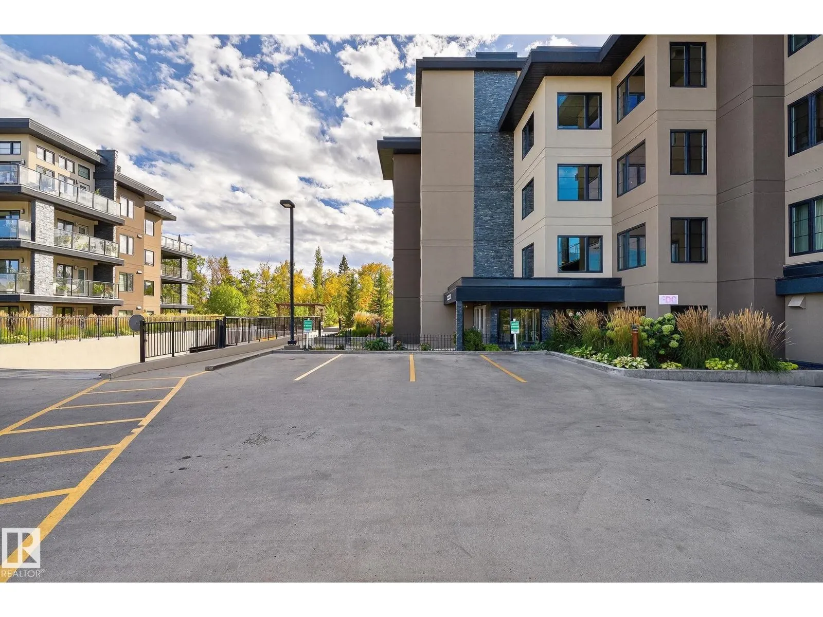 #102 5029 EDGEMONT BV NW