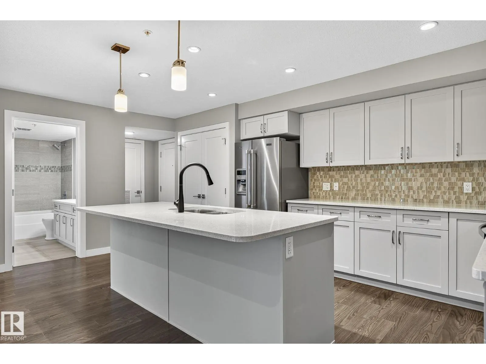 #102 5029 EDGEMONT BV NW