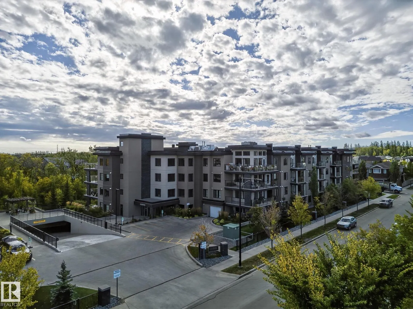 #102 5029 EDGEMONT BV NW