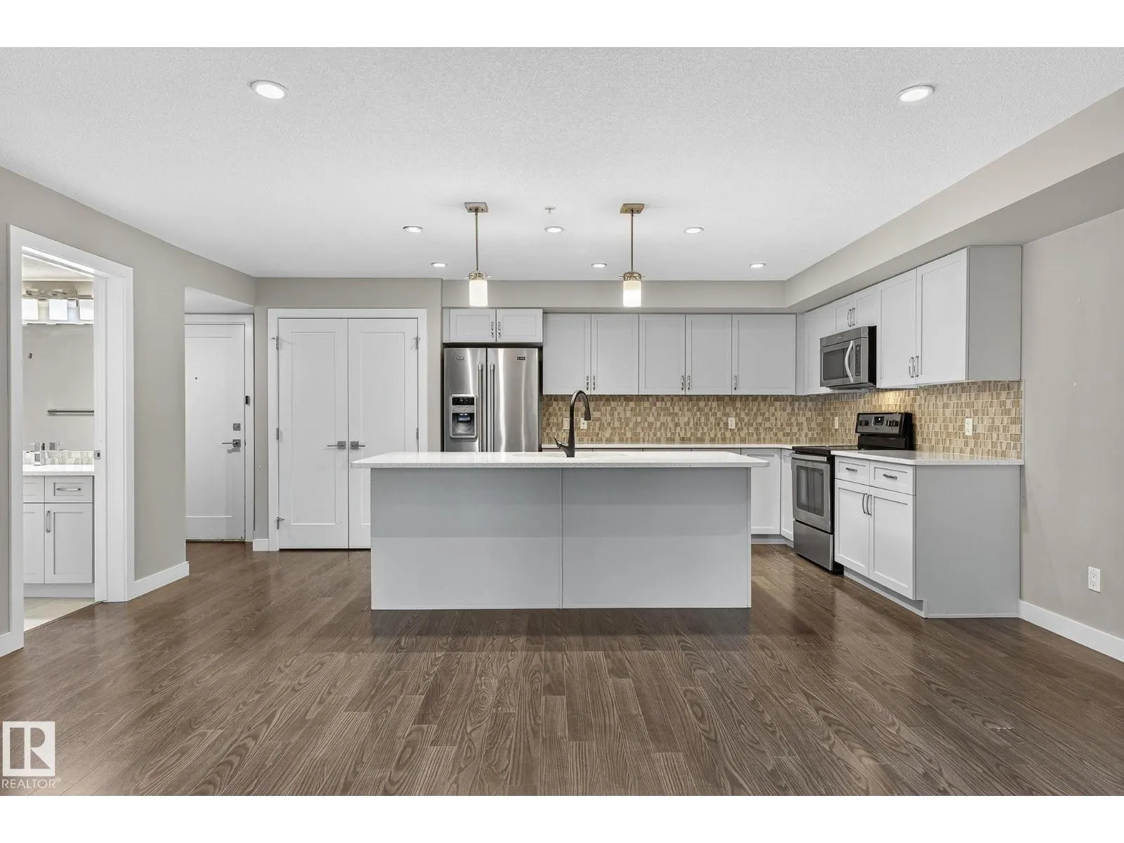 #102 5029 EDGEMONT BV NW