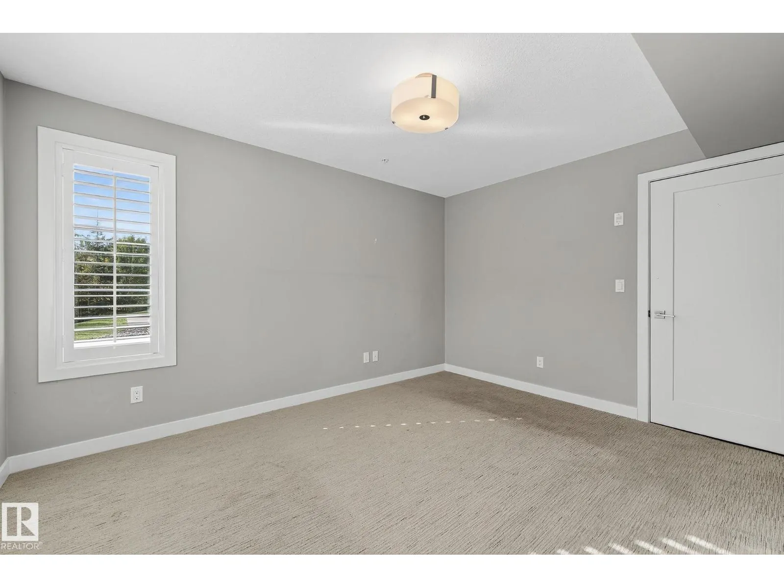 #102 5029 EDGEMONT BV NW