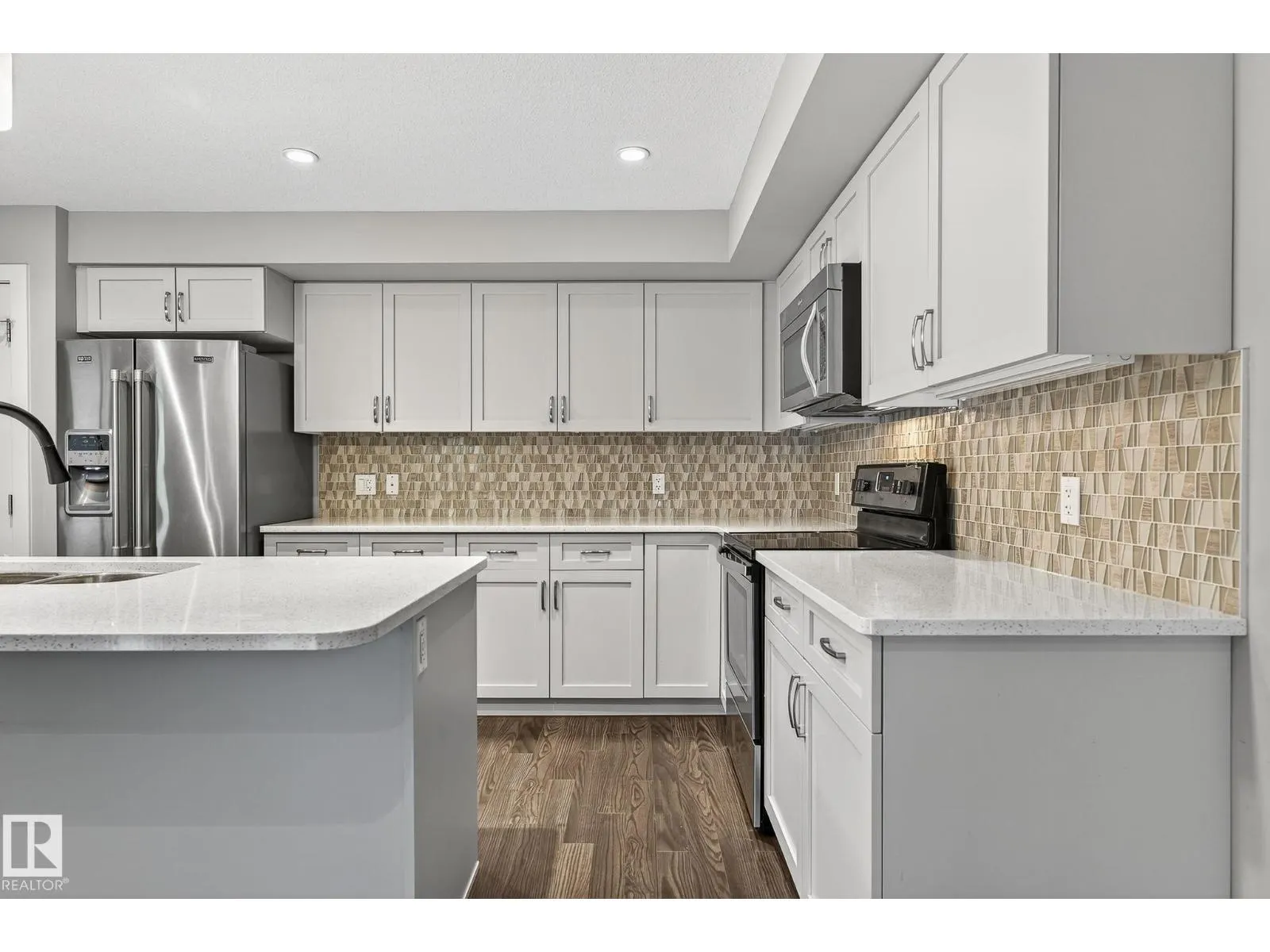 #102 5029 EDGEMONT BV NW