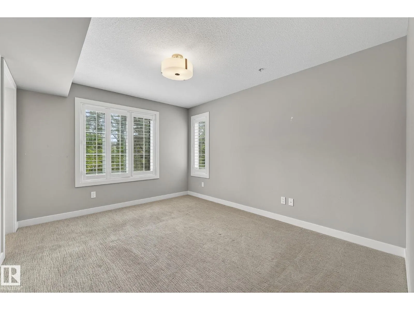 #102 5029 EDGEMONT BV NW