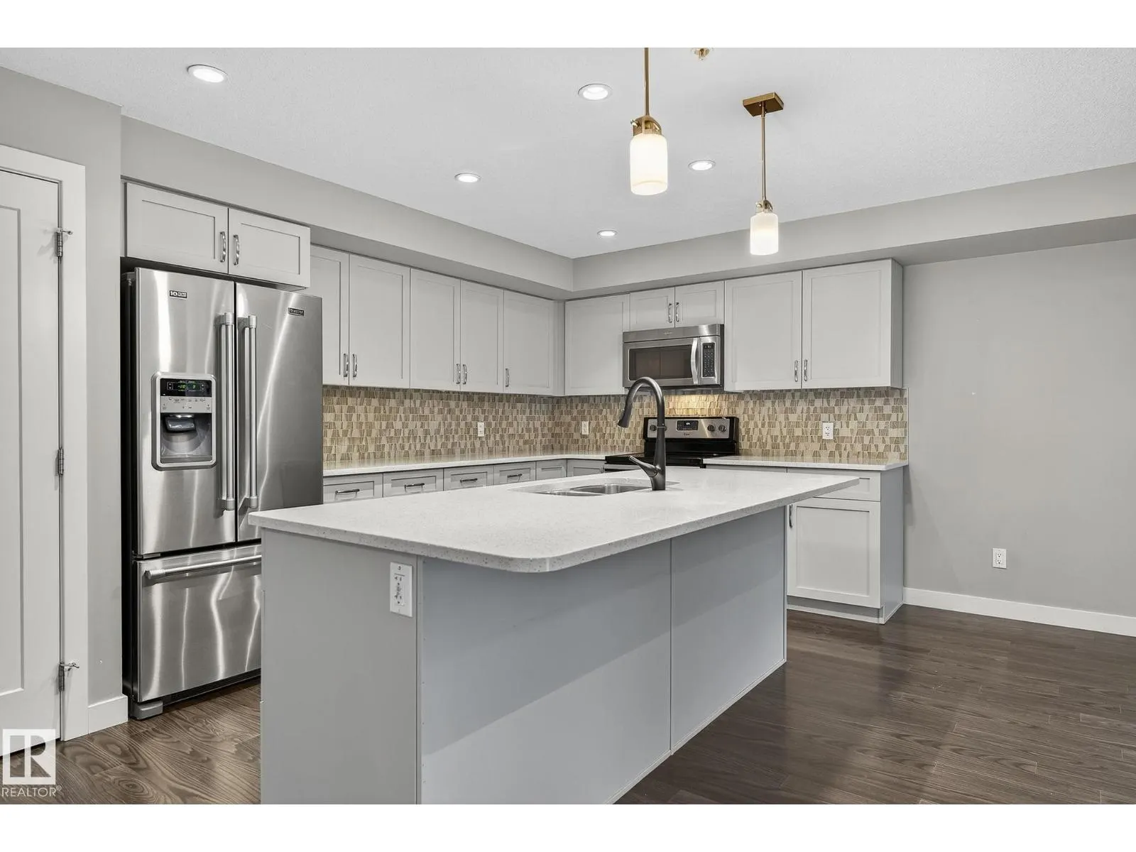 #102 5029 EDGEMONT BV NW