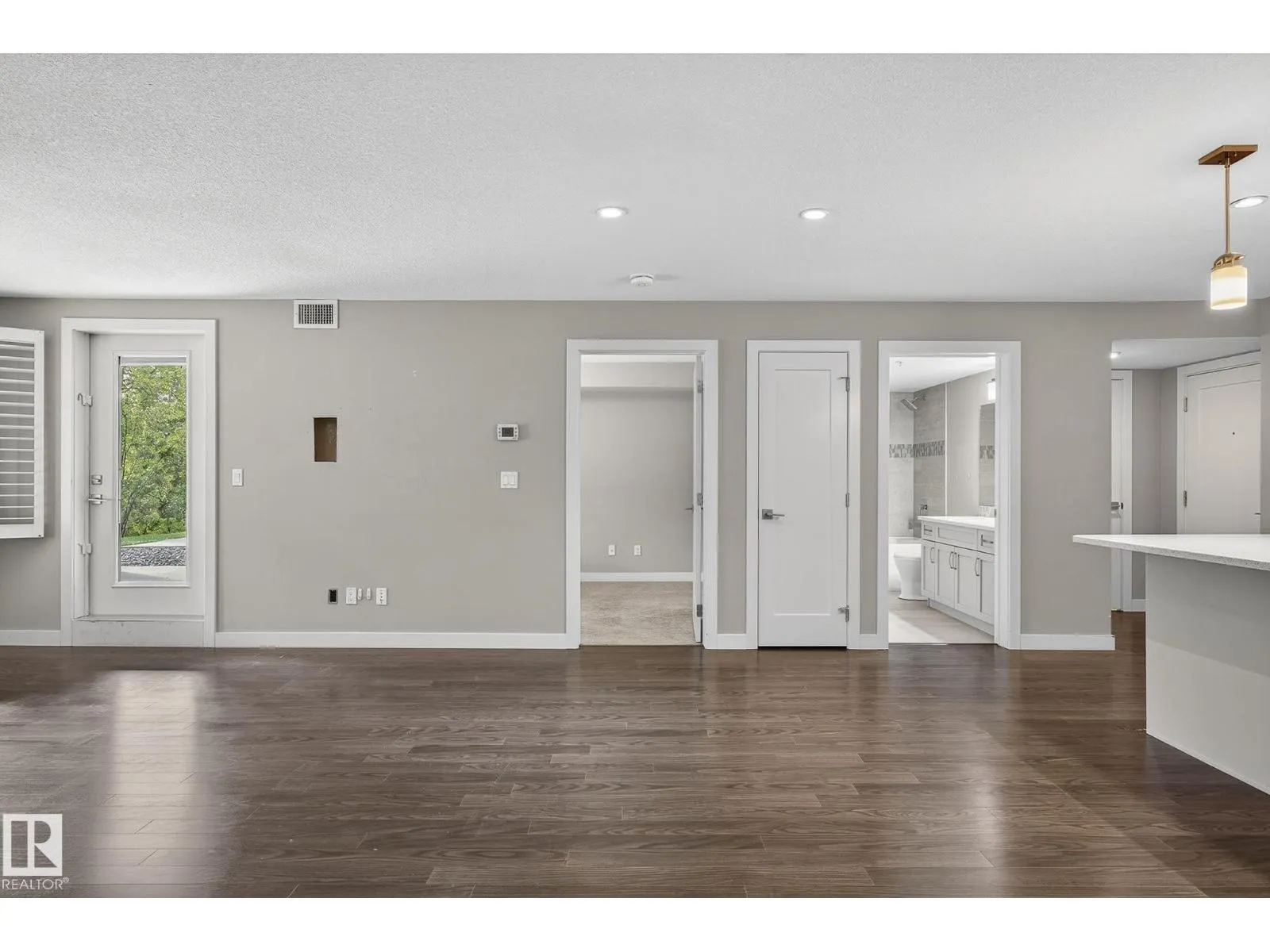 #102 5029 EDGEMONT BV NW