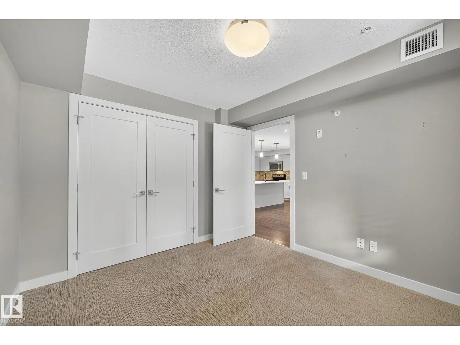 #102 5029 EDGEMONT BV NW