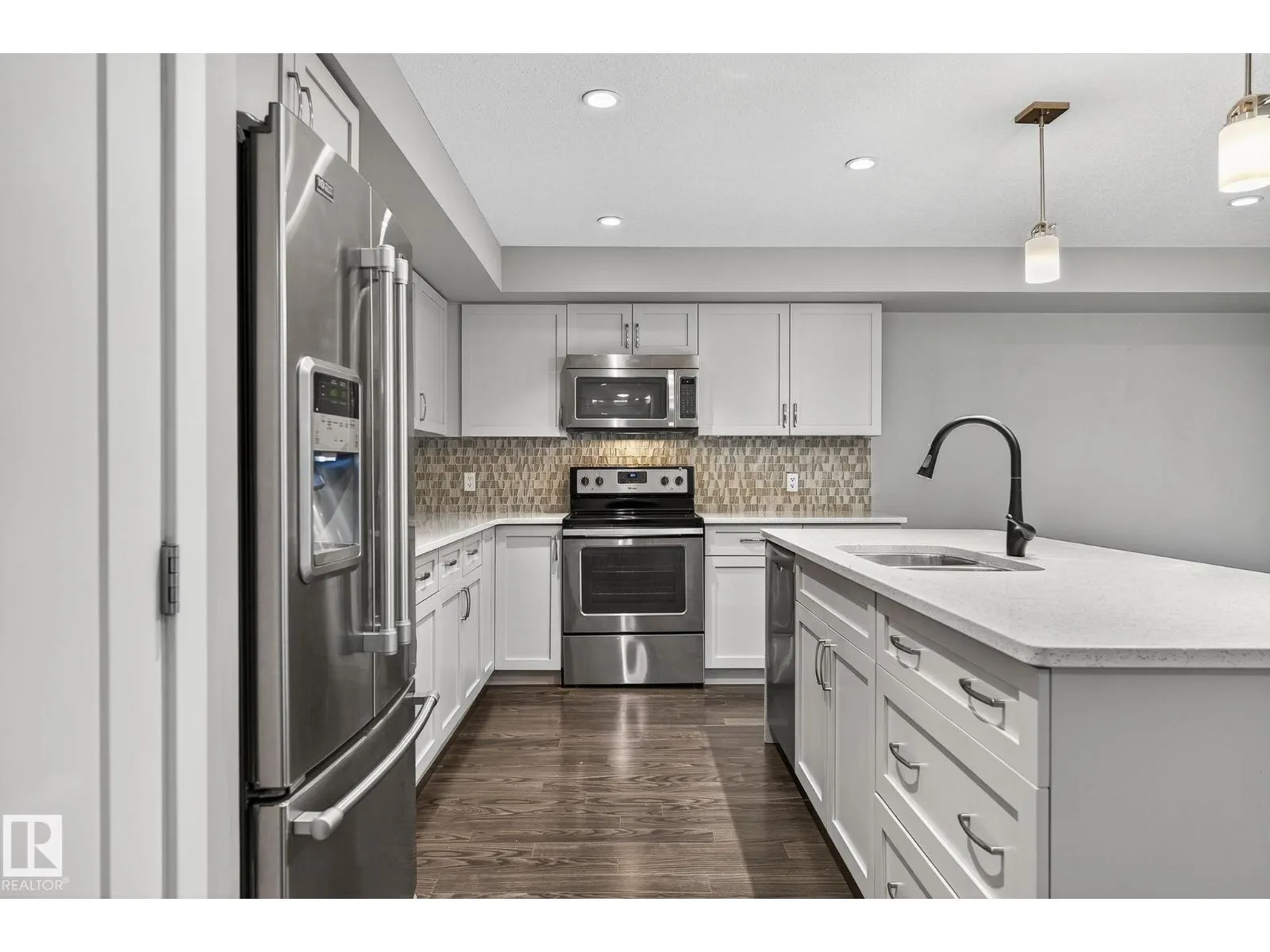 #102 5029 EDGEMONT BV NW