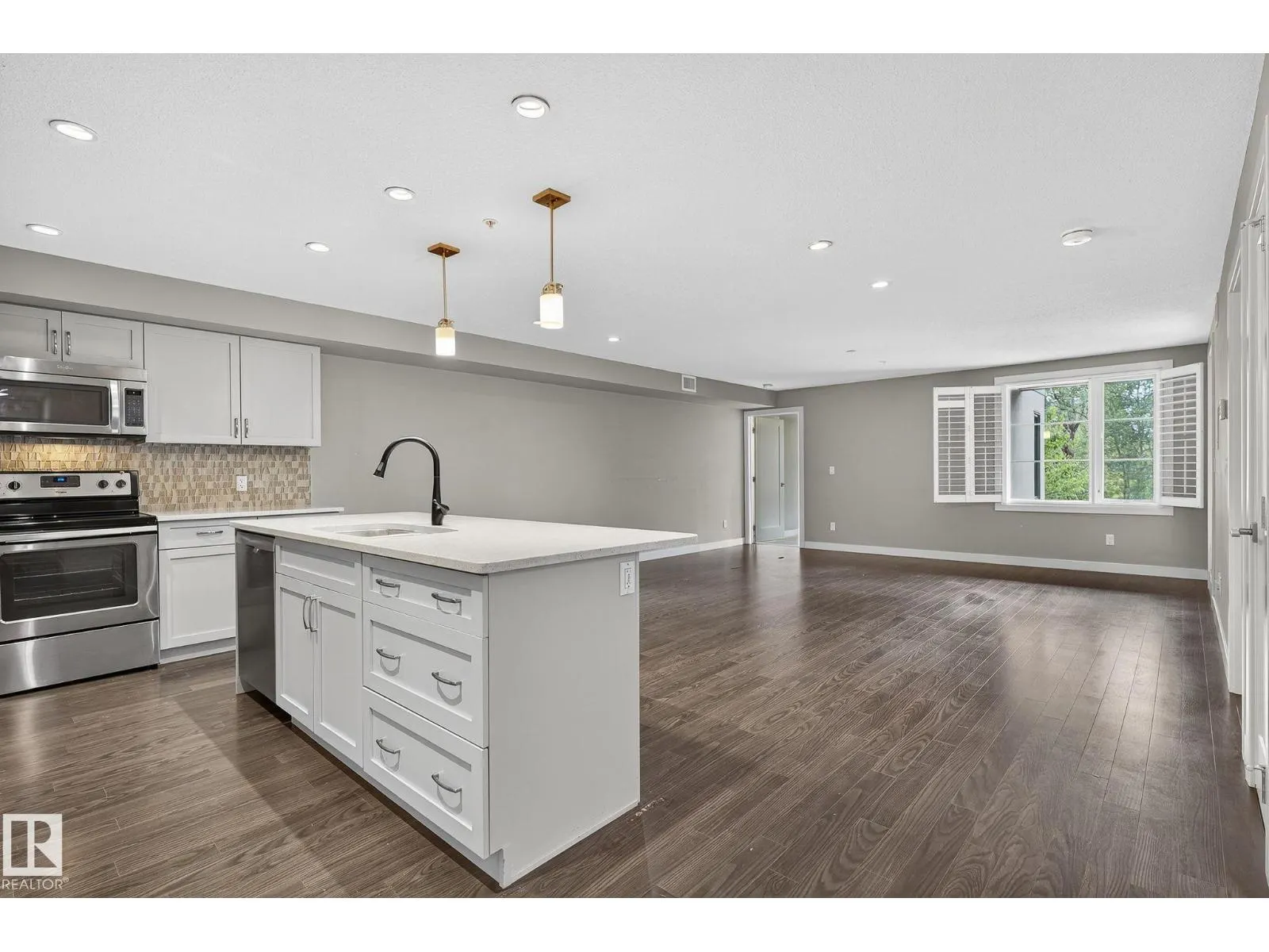 #102 5029 EDGEMONT BV NW