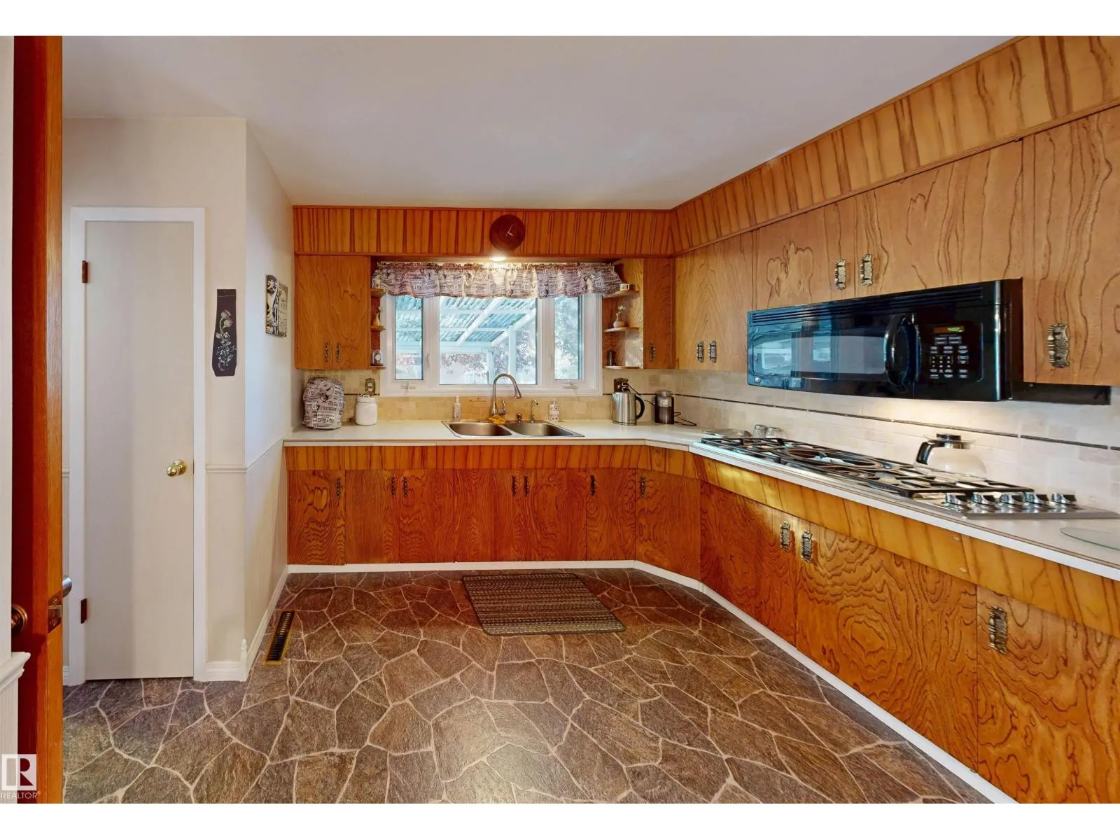 8428 54 ST NW