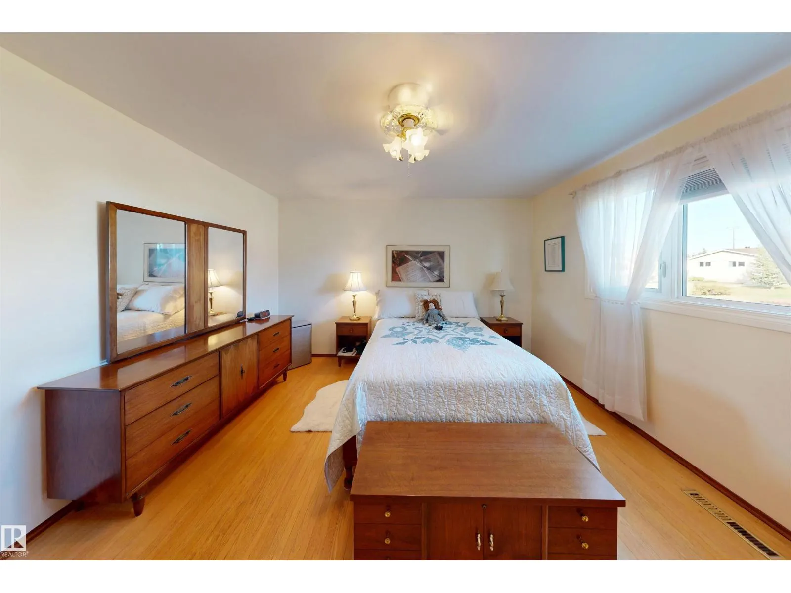 8428 54 ST NW