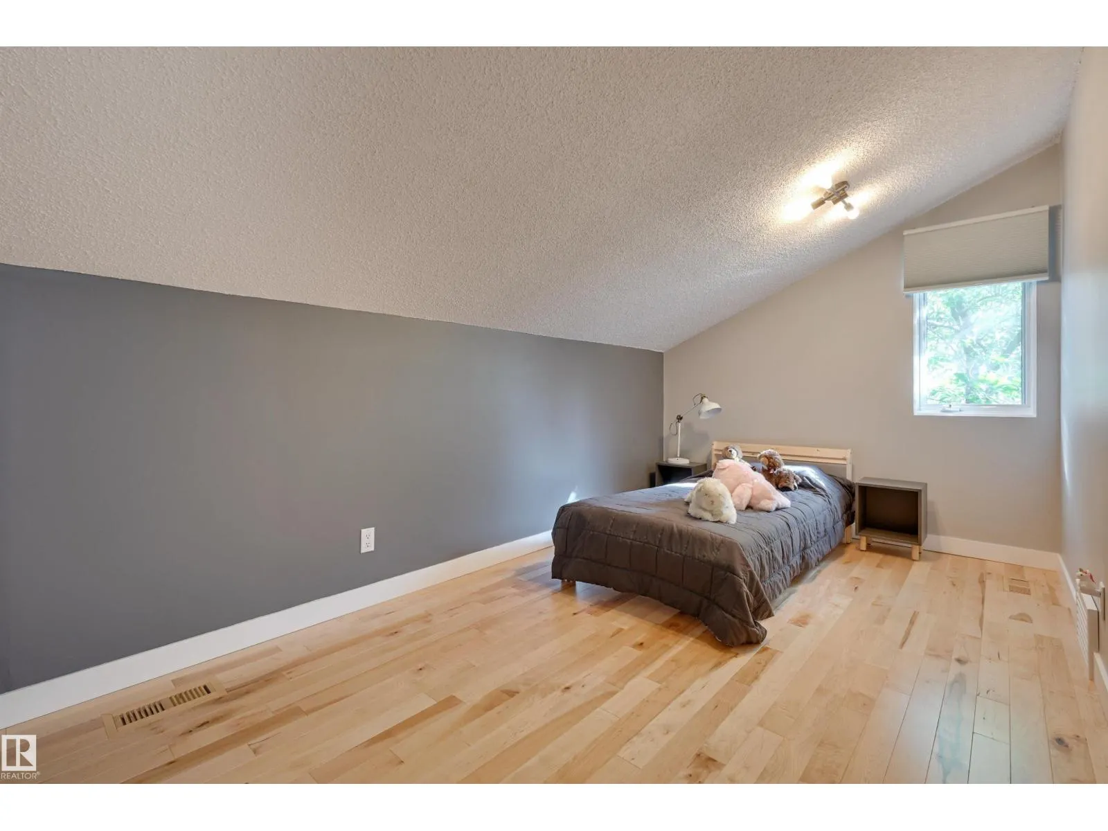 17623 53 AV NW