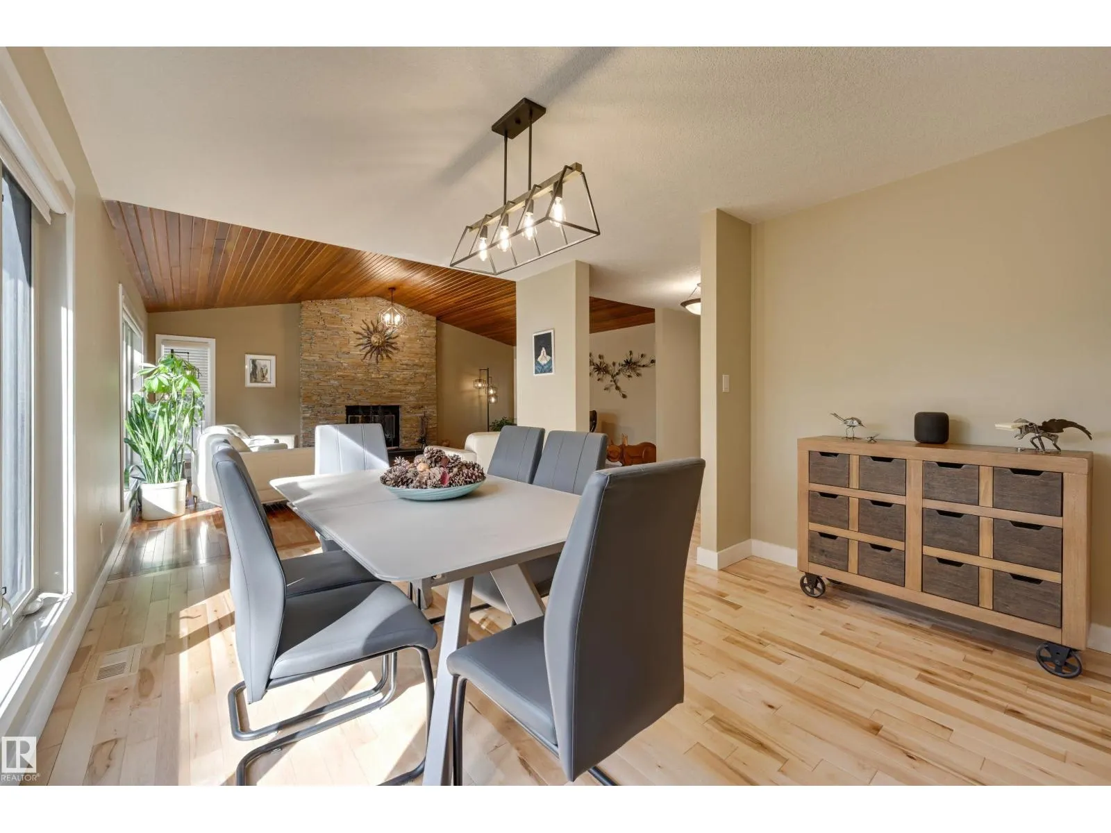17623 53 AV NW