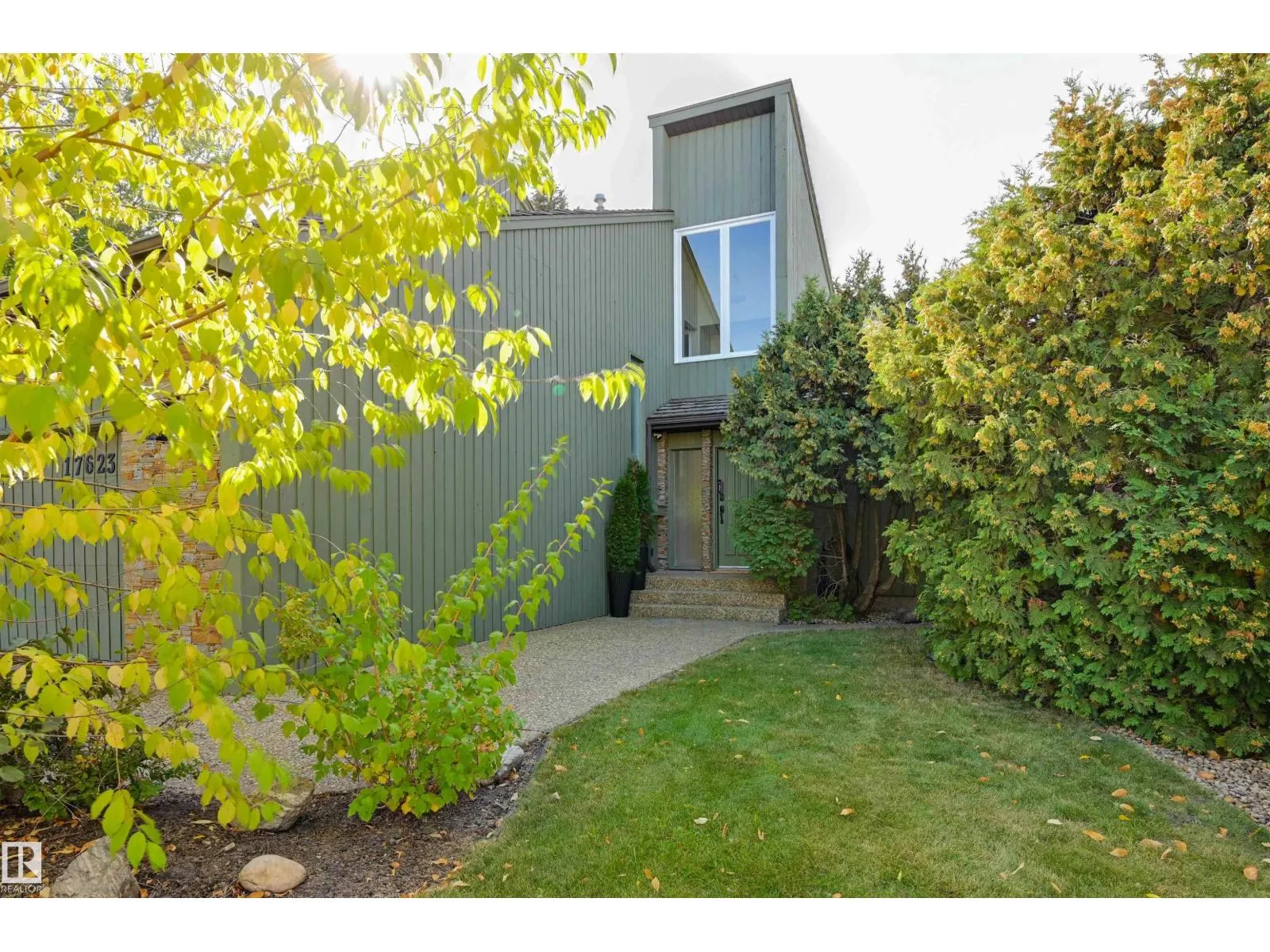 17623 53 AV NW