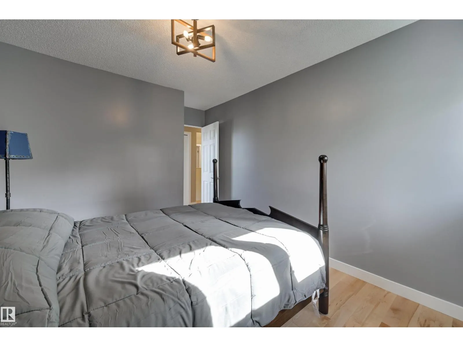 17623 53 AV NW