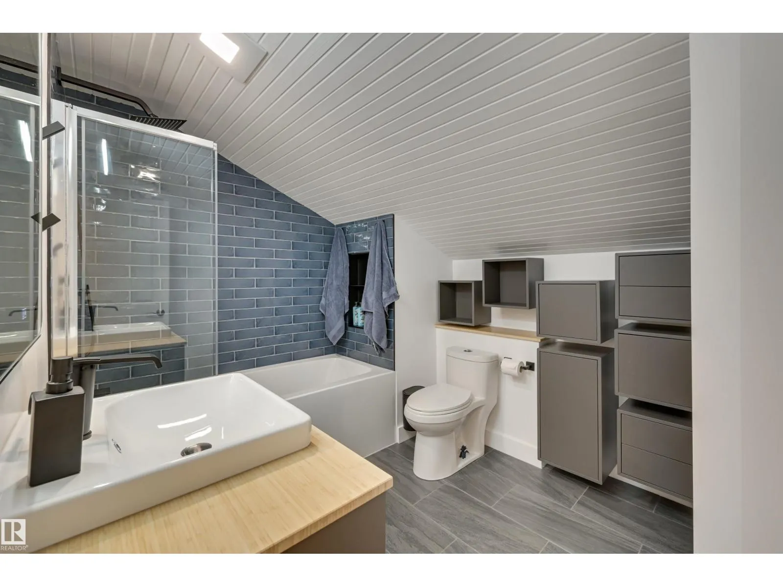 17623 53 AV NW