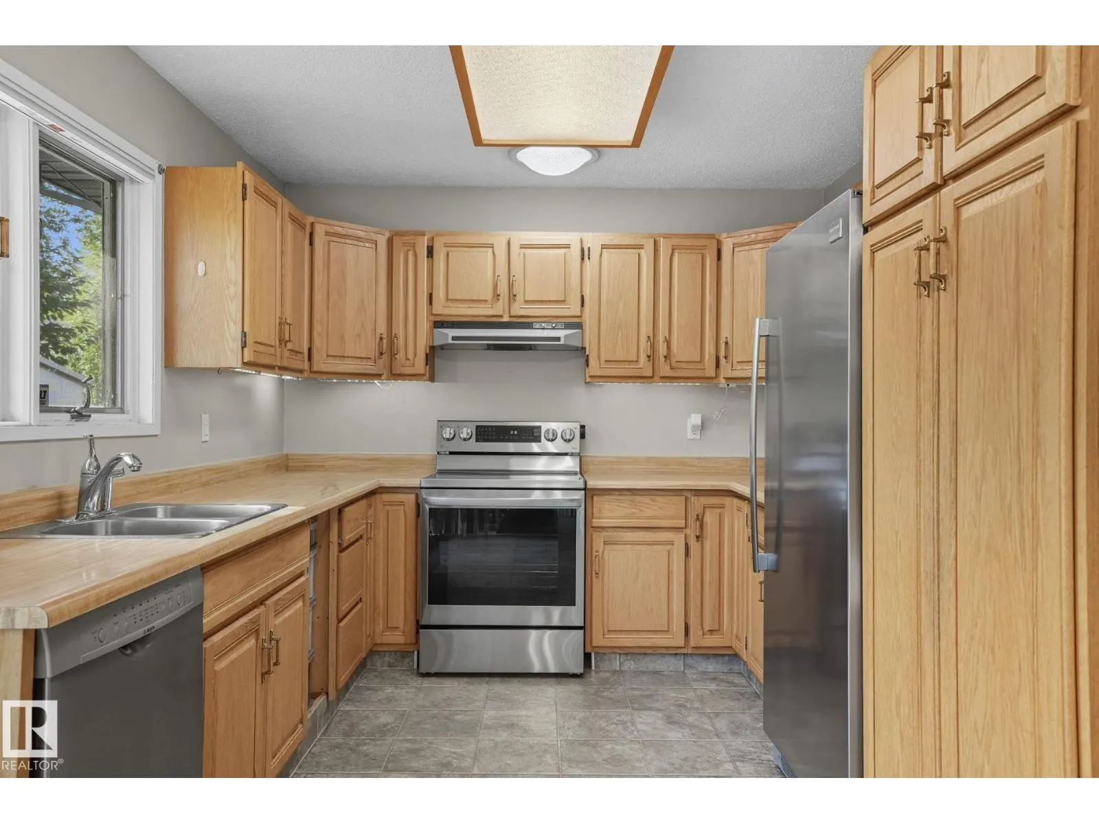 7 PEMBINA PL