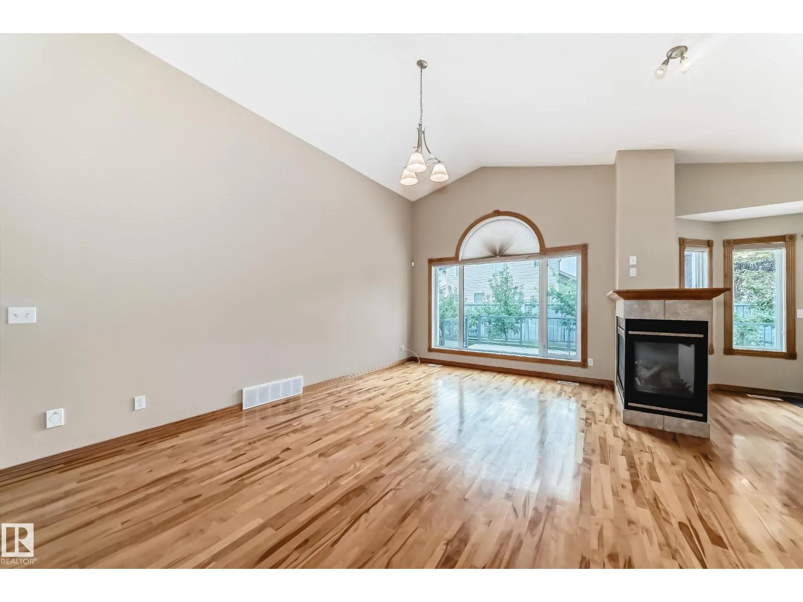 10819 178 AV NW