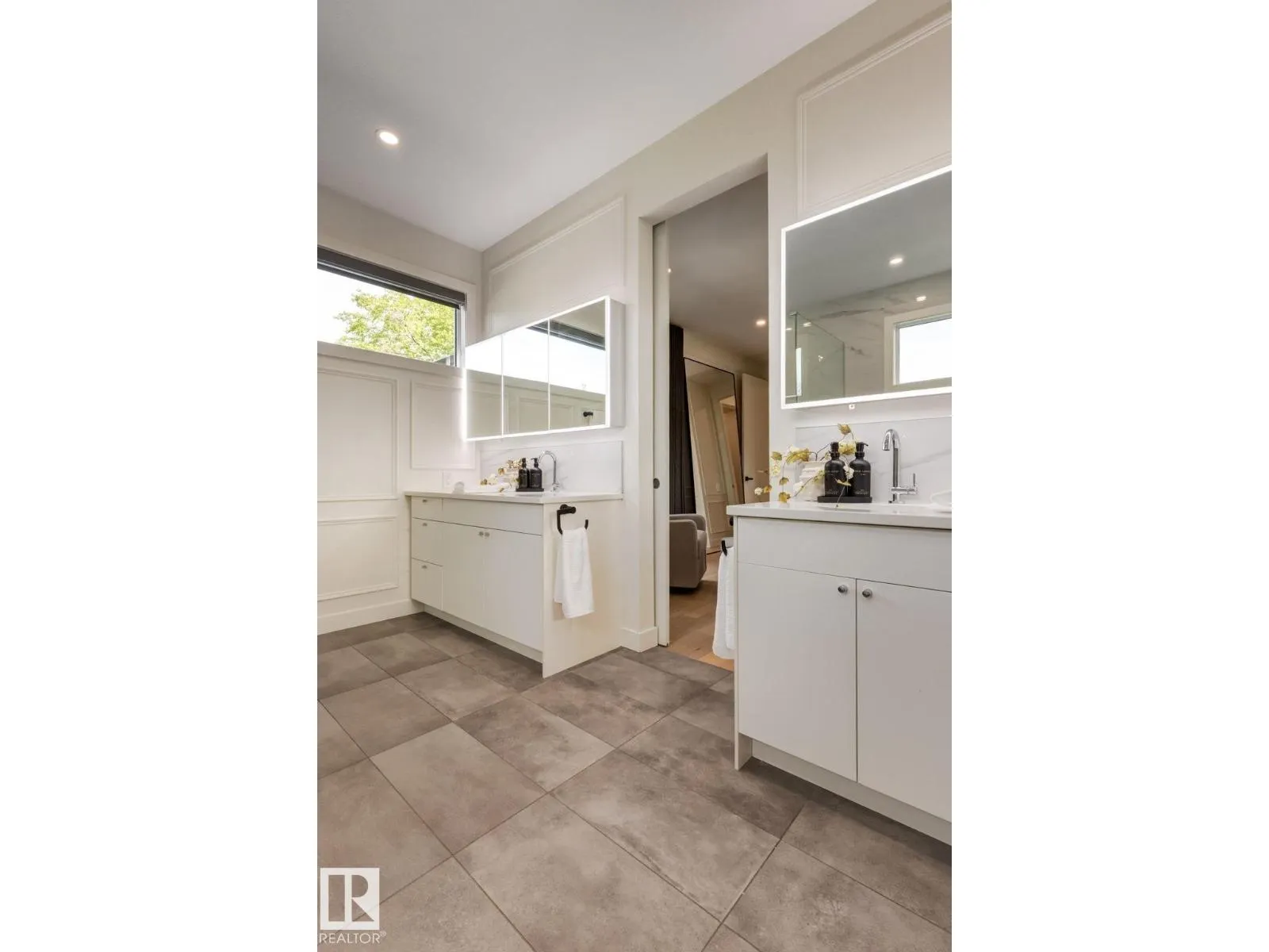 10979 122 ST NW