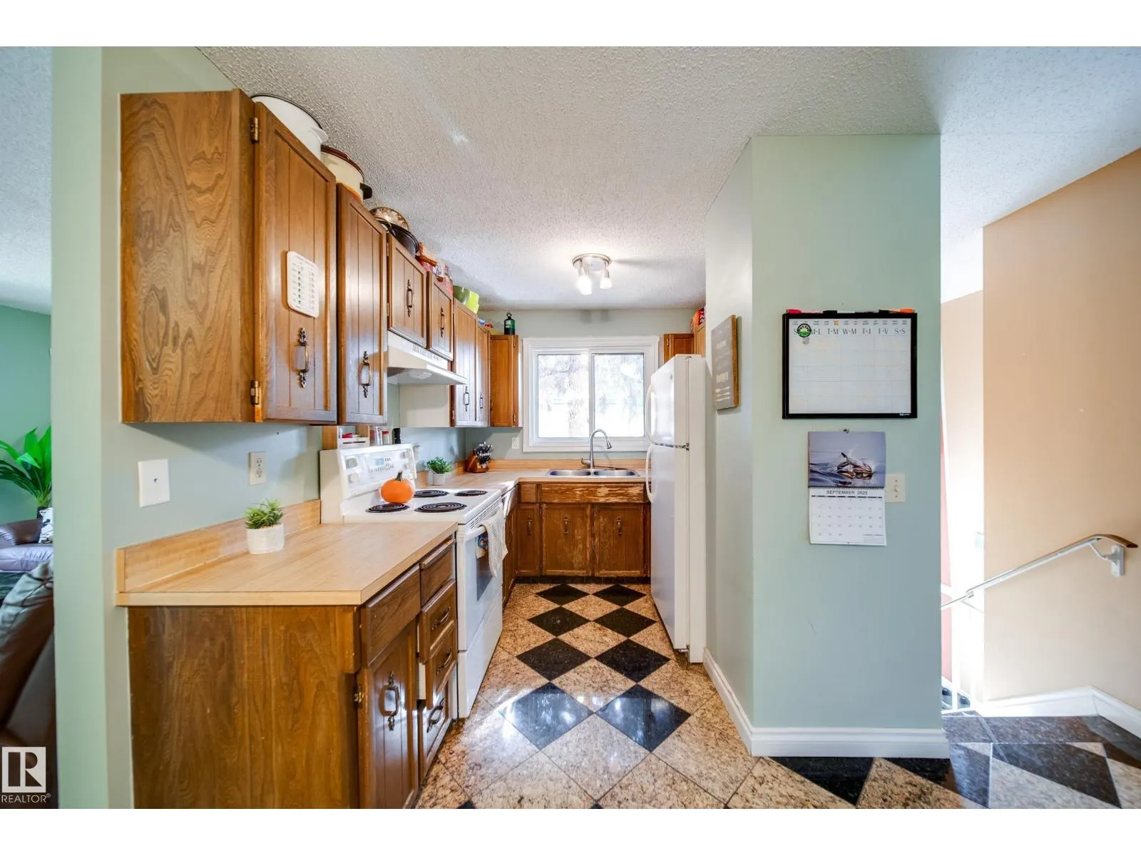 102 WOODVALE RD W NW