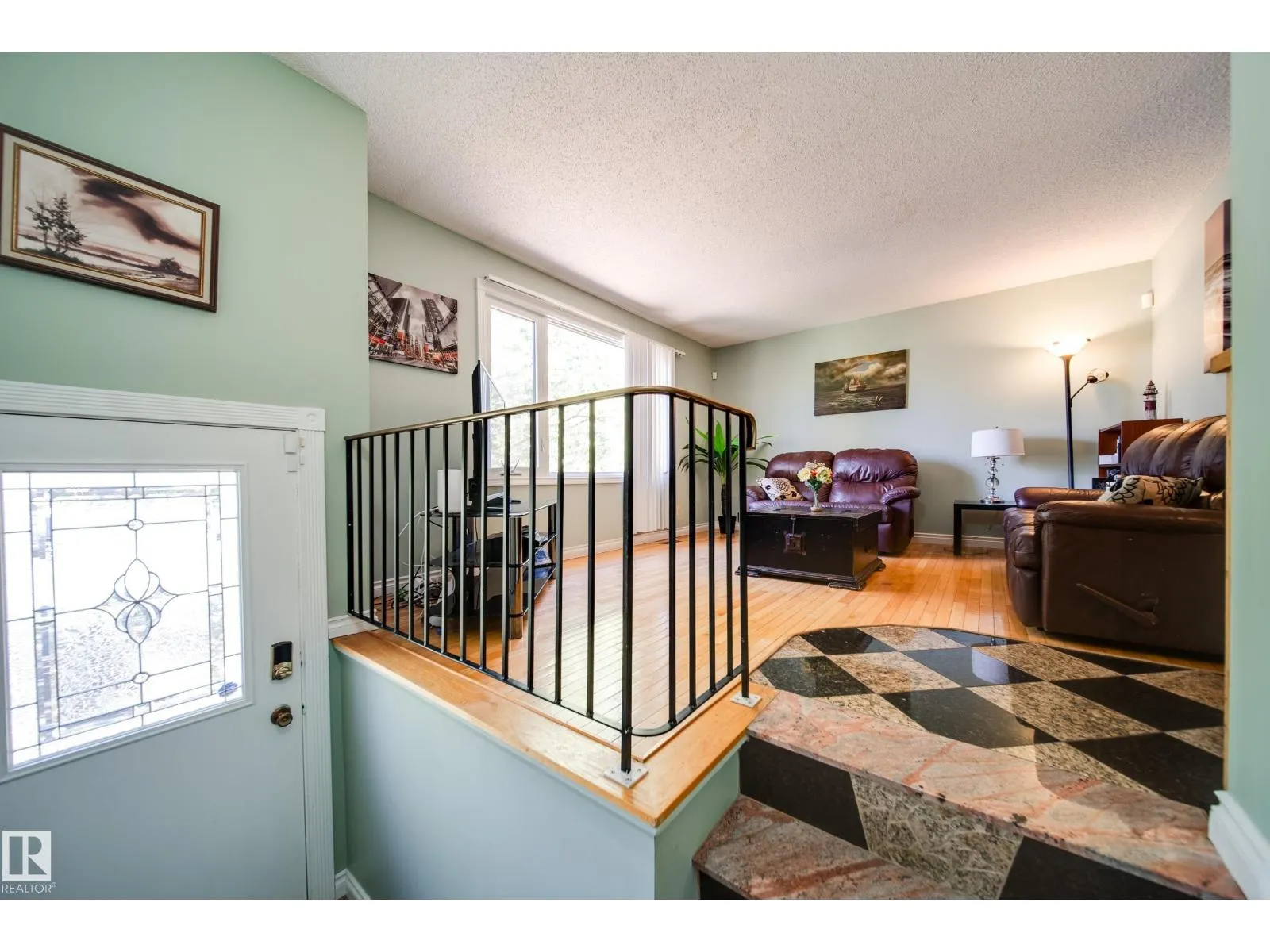 102 WOODVALE RD W NW