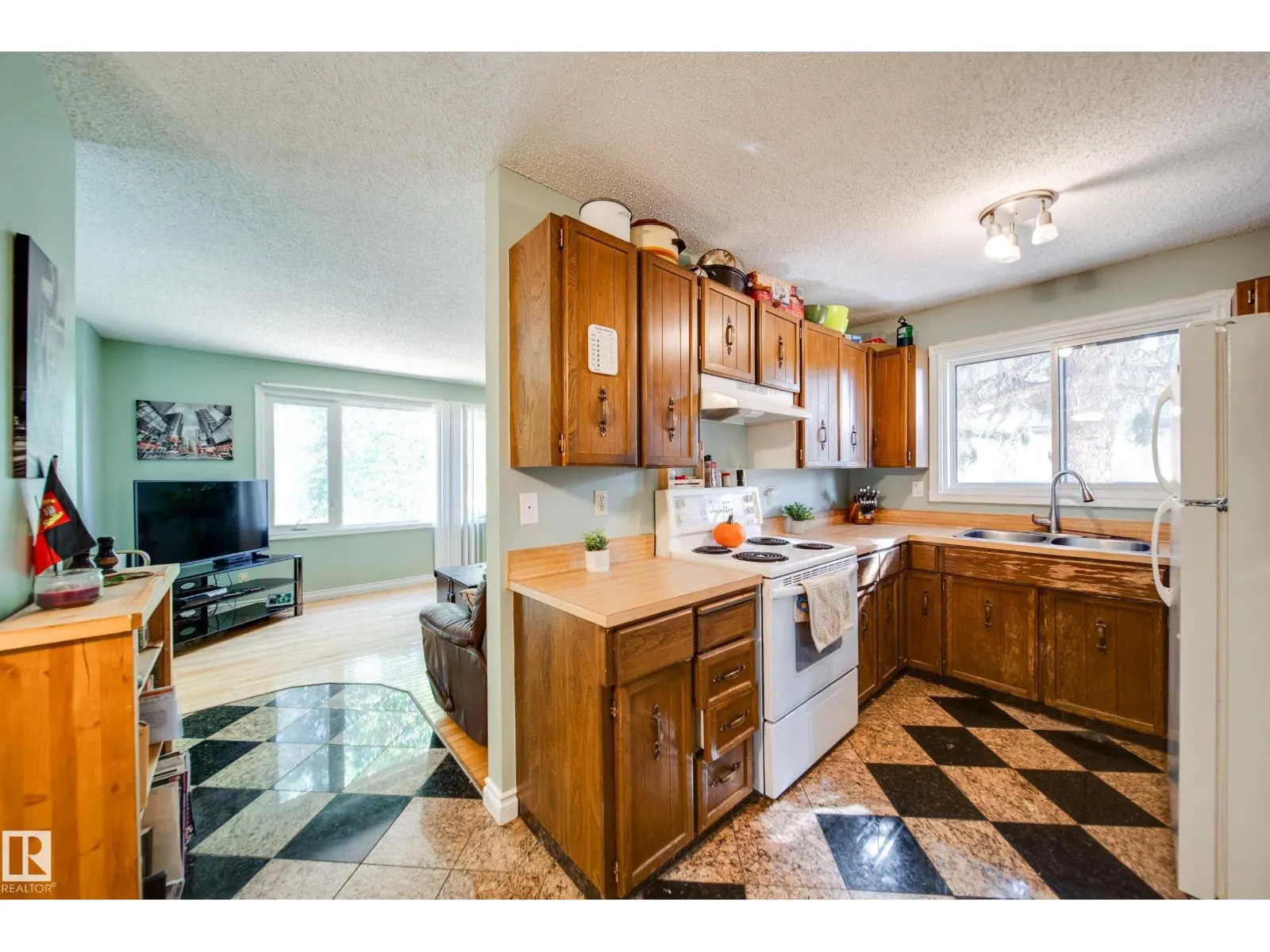 102 WOODVALE RD W NW