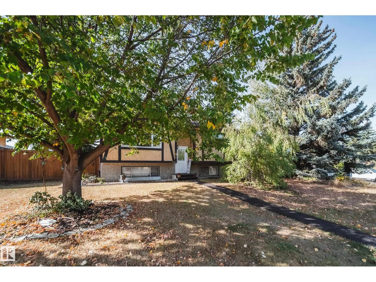 102 WOODVALE RD W NW