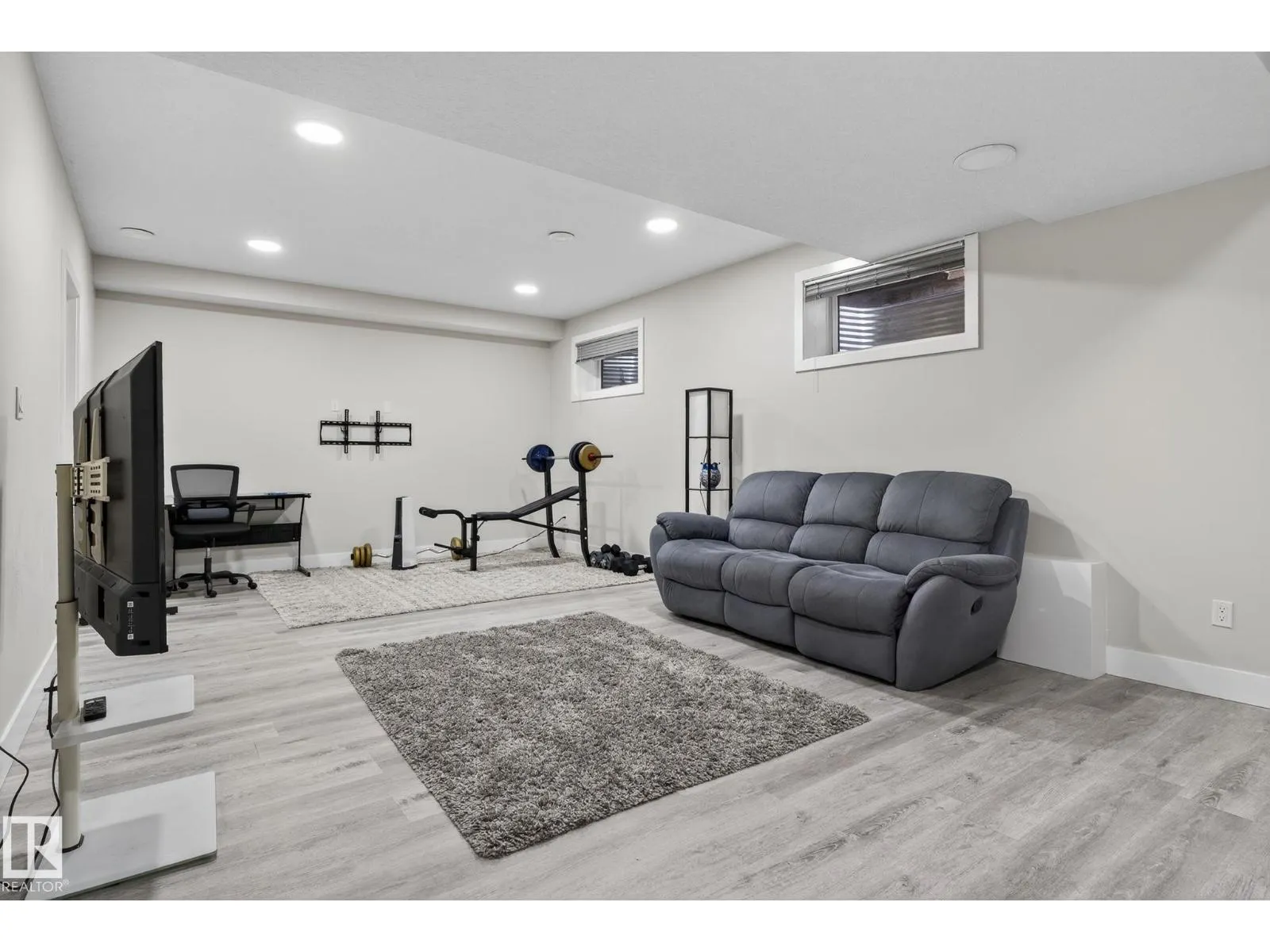 527 ALBANY WY NW
