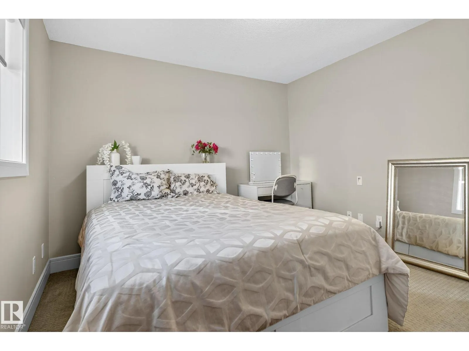 527 ALBANY WY NW