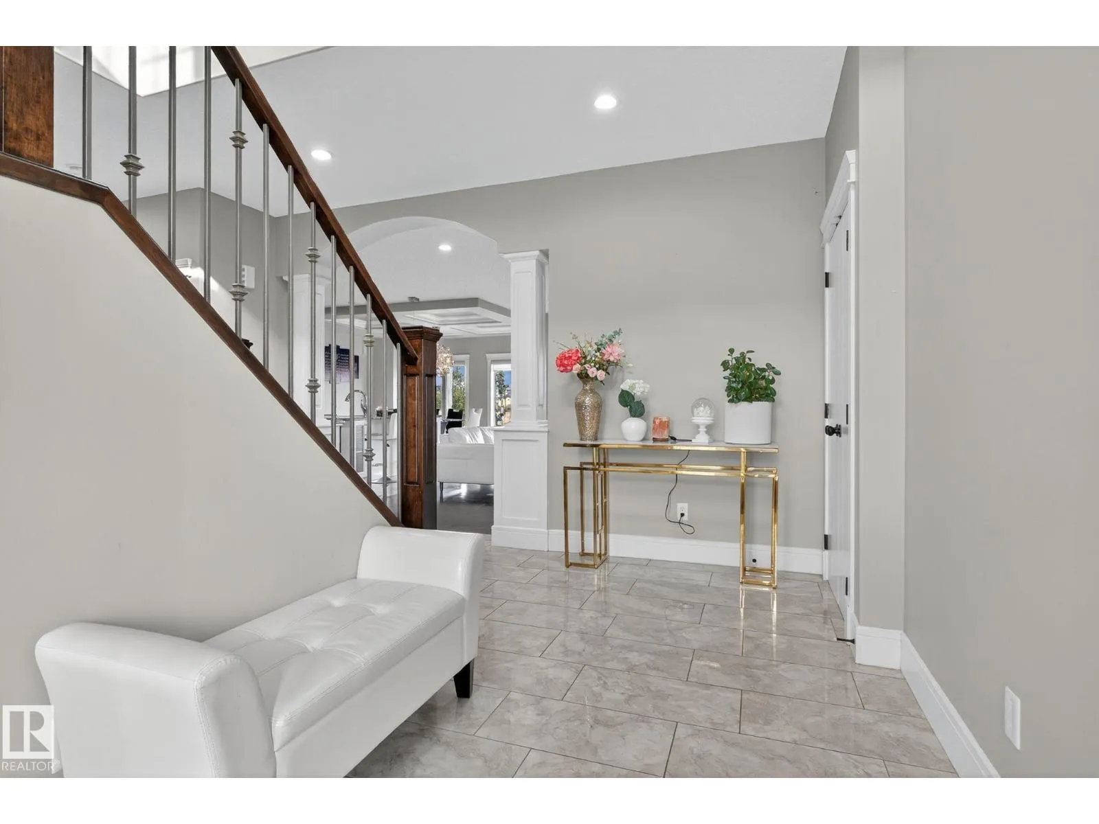 527 ALBANY WY NW