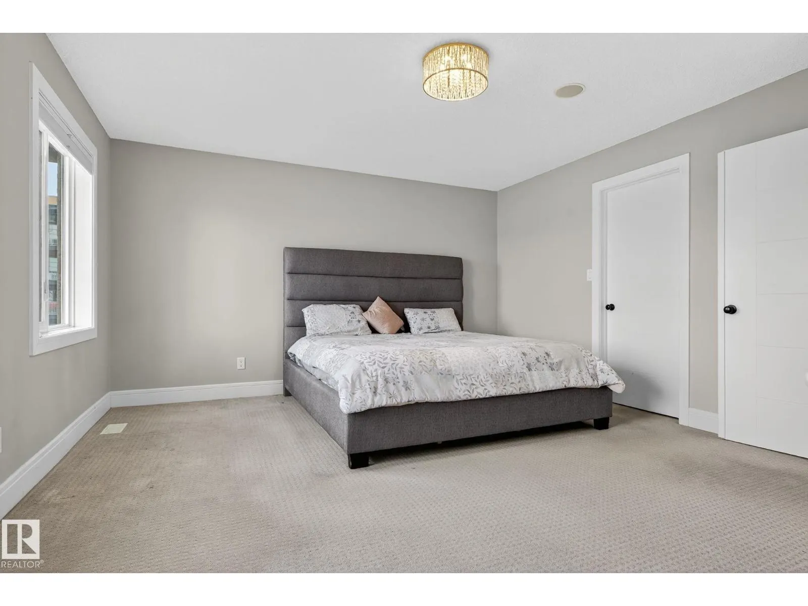 527 ALBANY WY NW