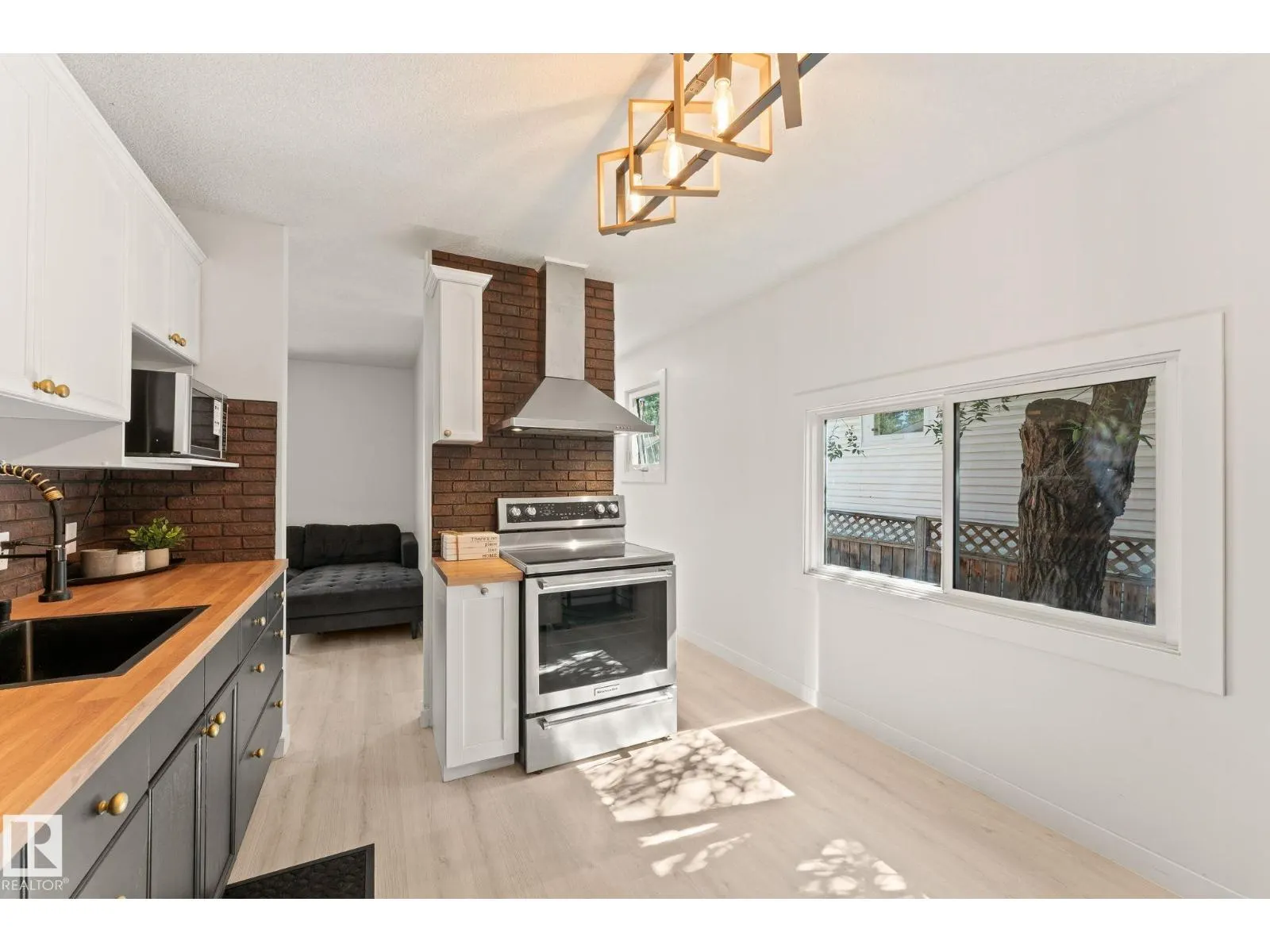 11250 92 ST NW