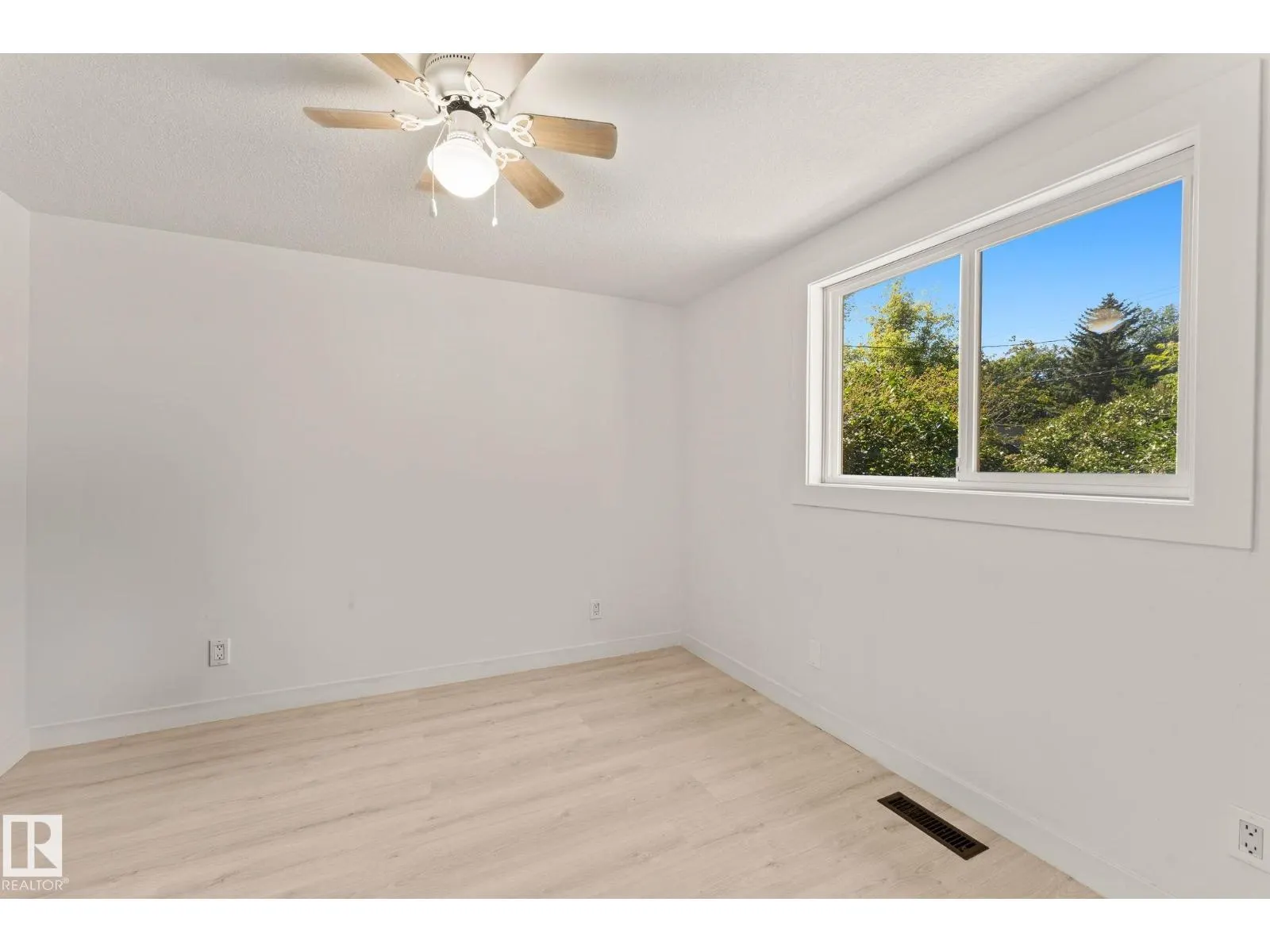 11250 92 ST NW