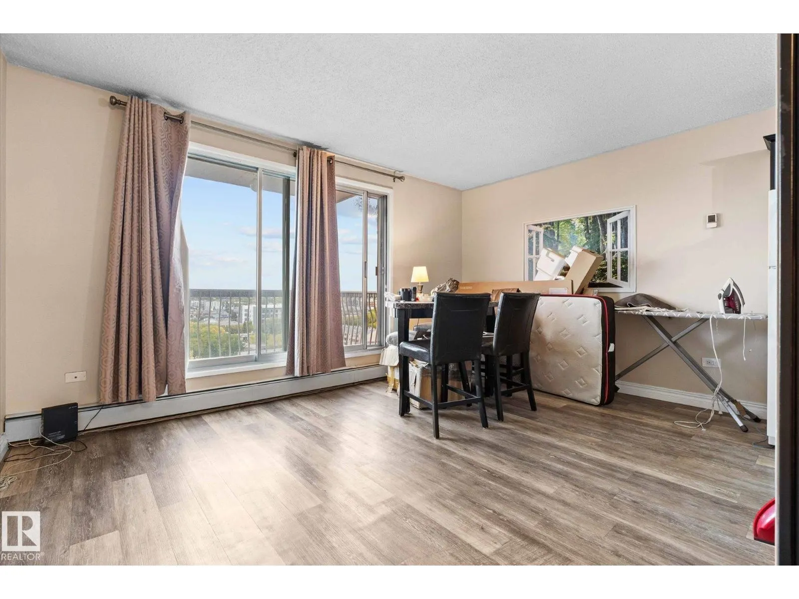 #1202 10150 117 ST NW