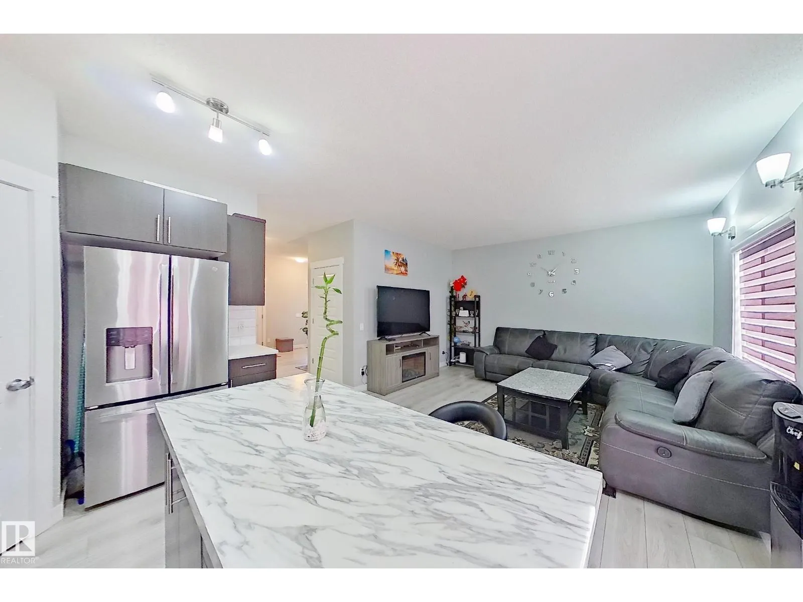 1221 27 ST NW