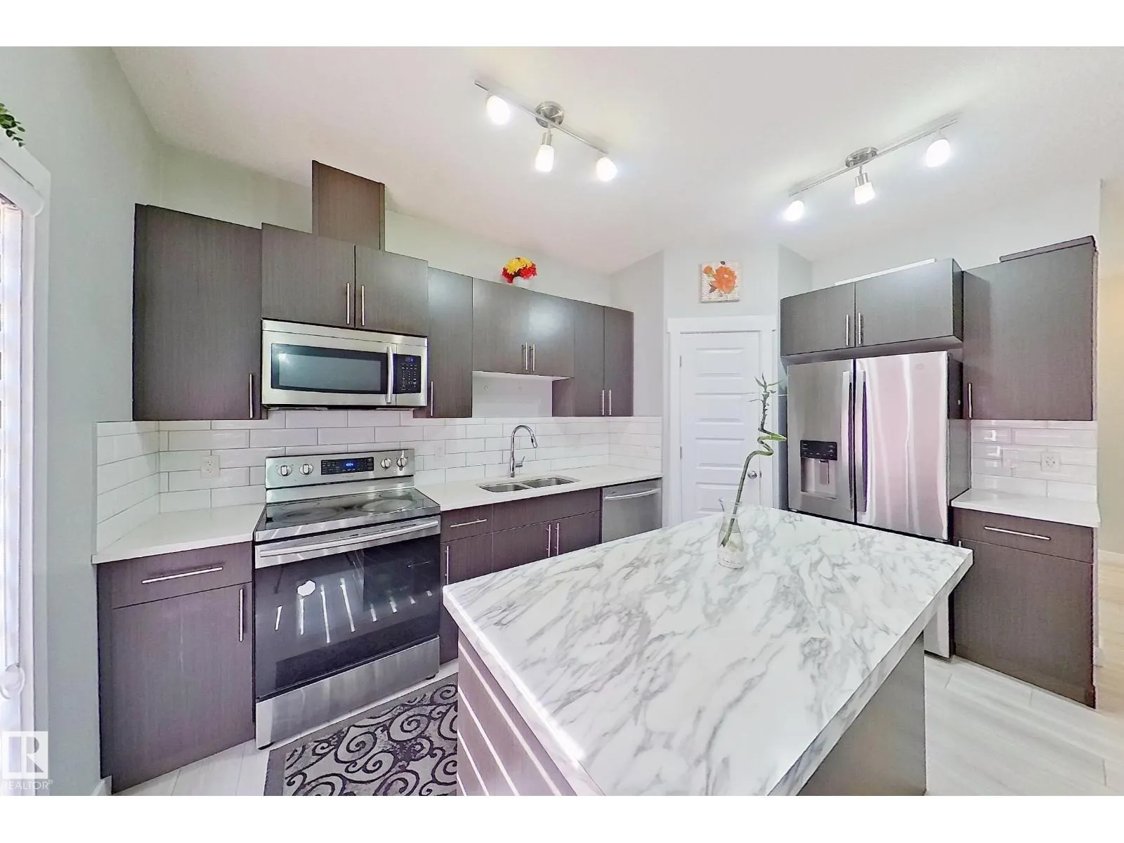 1221 27 ST NW