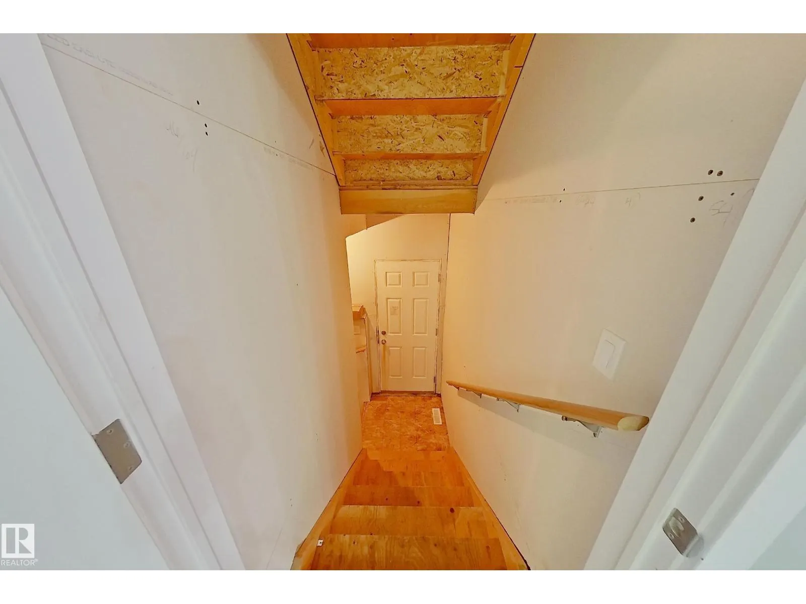 1221 27 ST NW