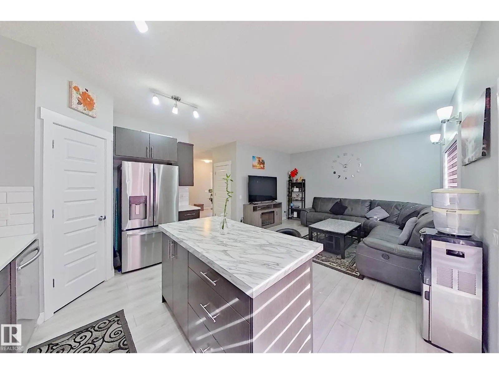 1221 27 ST NW