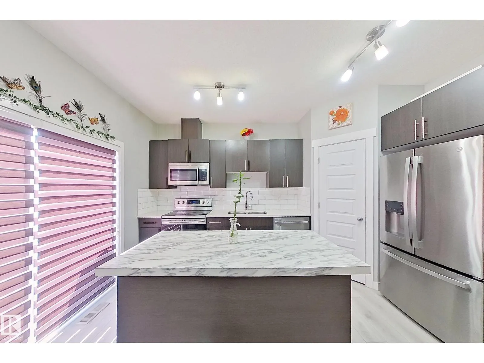 1221 27 ST NW