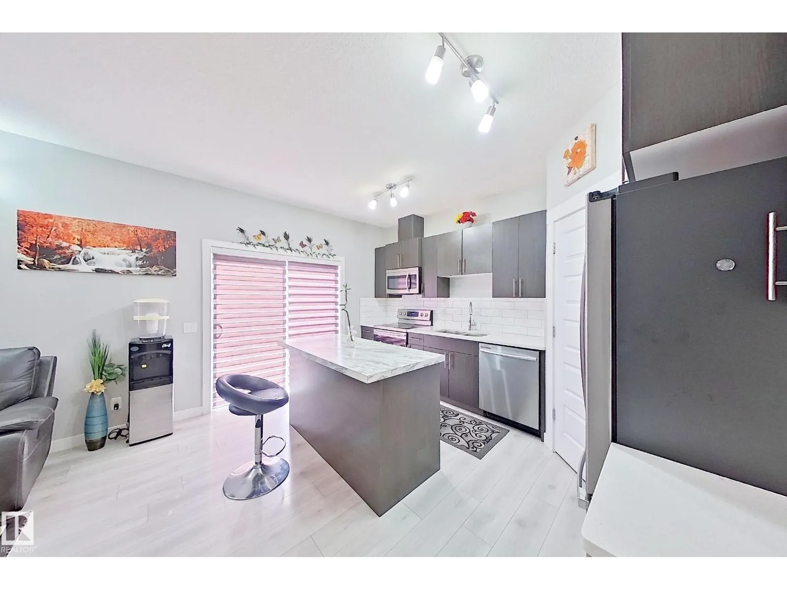 1221 27 ST NW