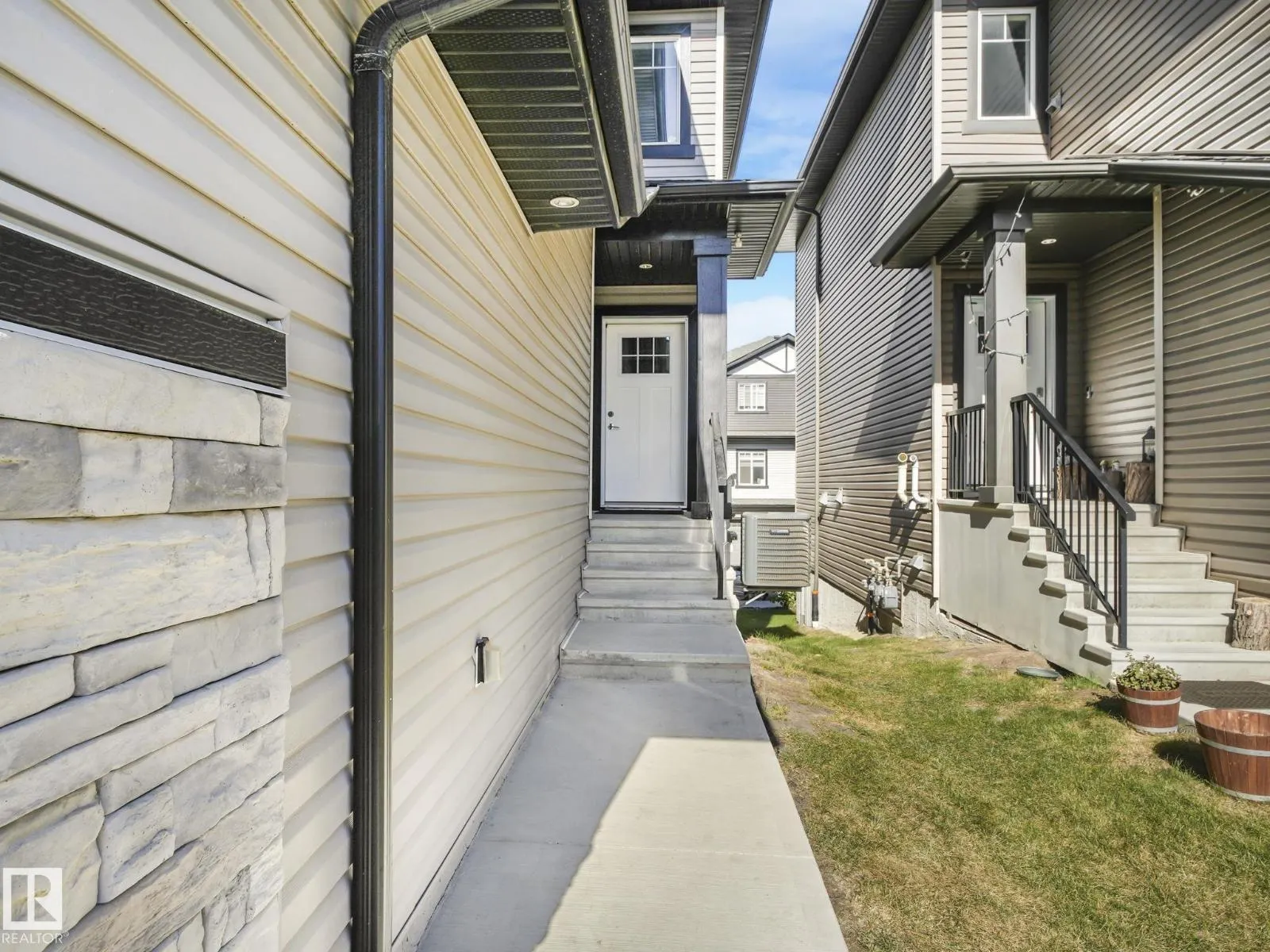 #29 1703 16 AV NW