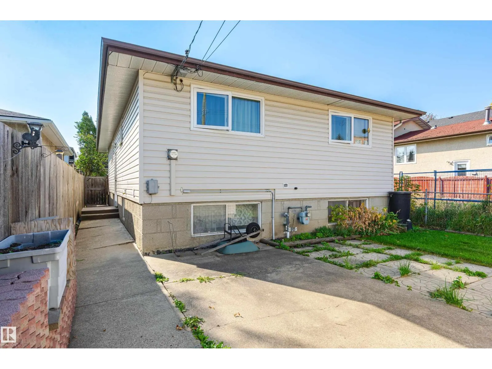 9718 76 AV NW
