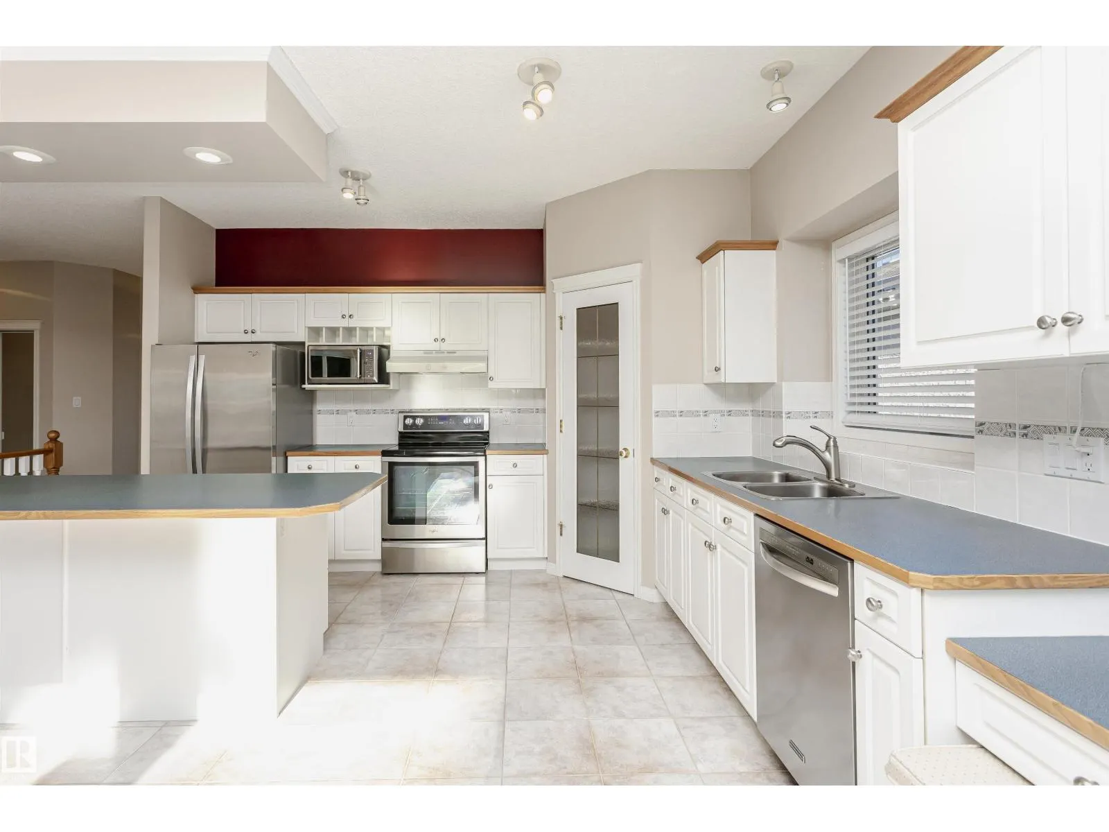 26 LONGVIEW PL