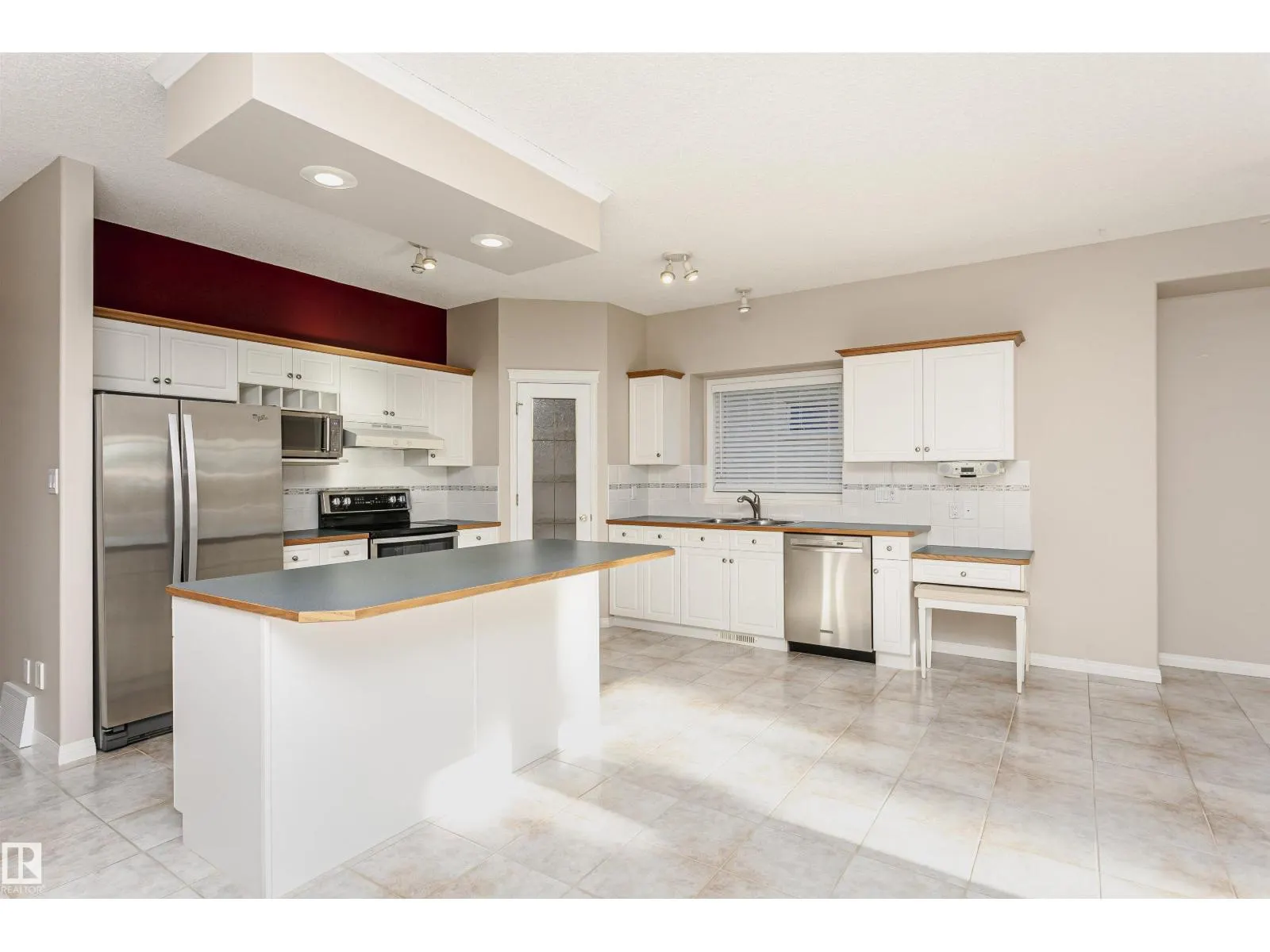 26 LONGVIEW PL