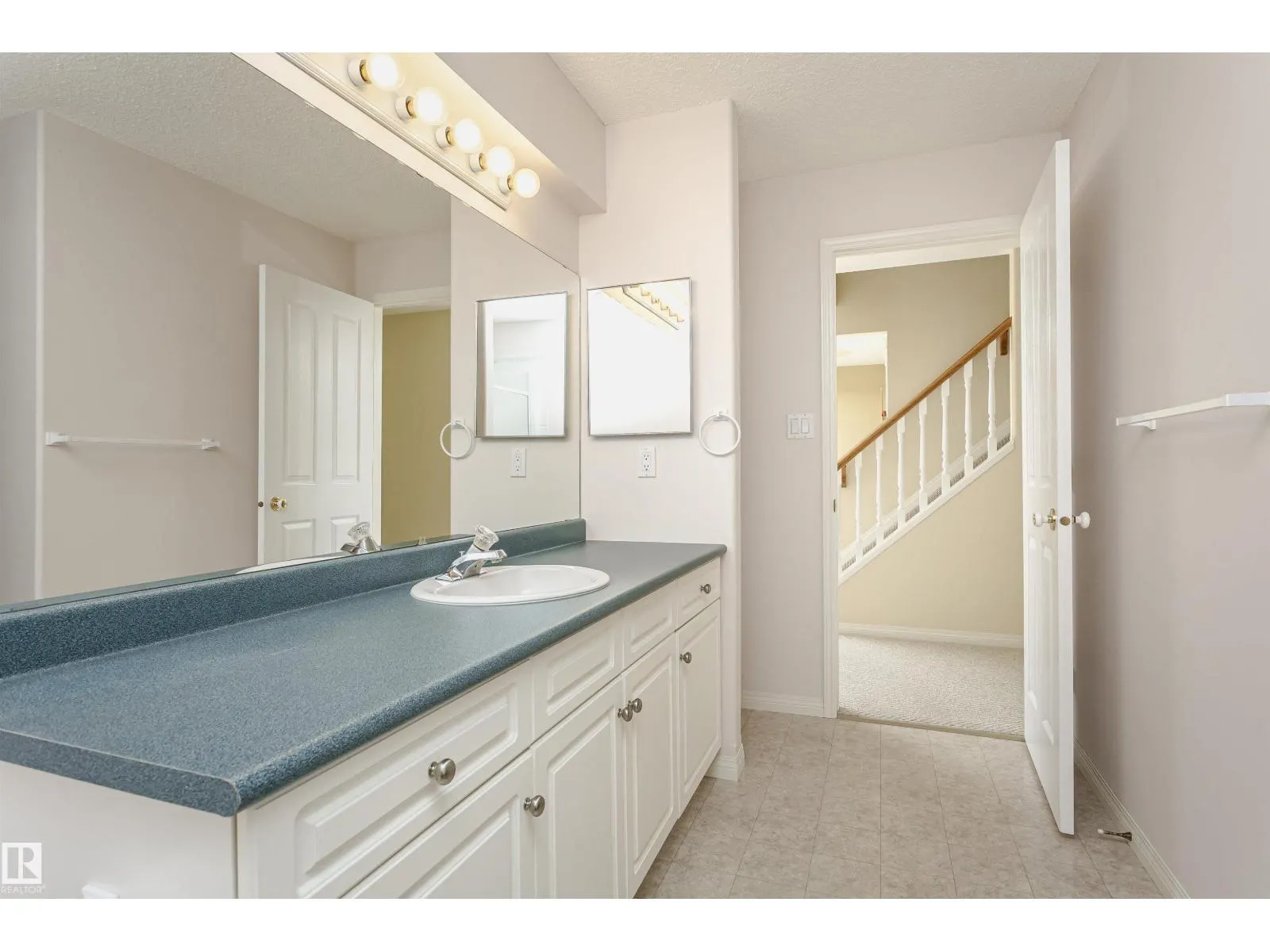26 LONGVIEW PL
